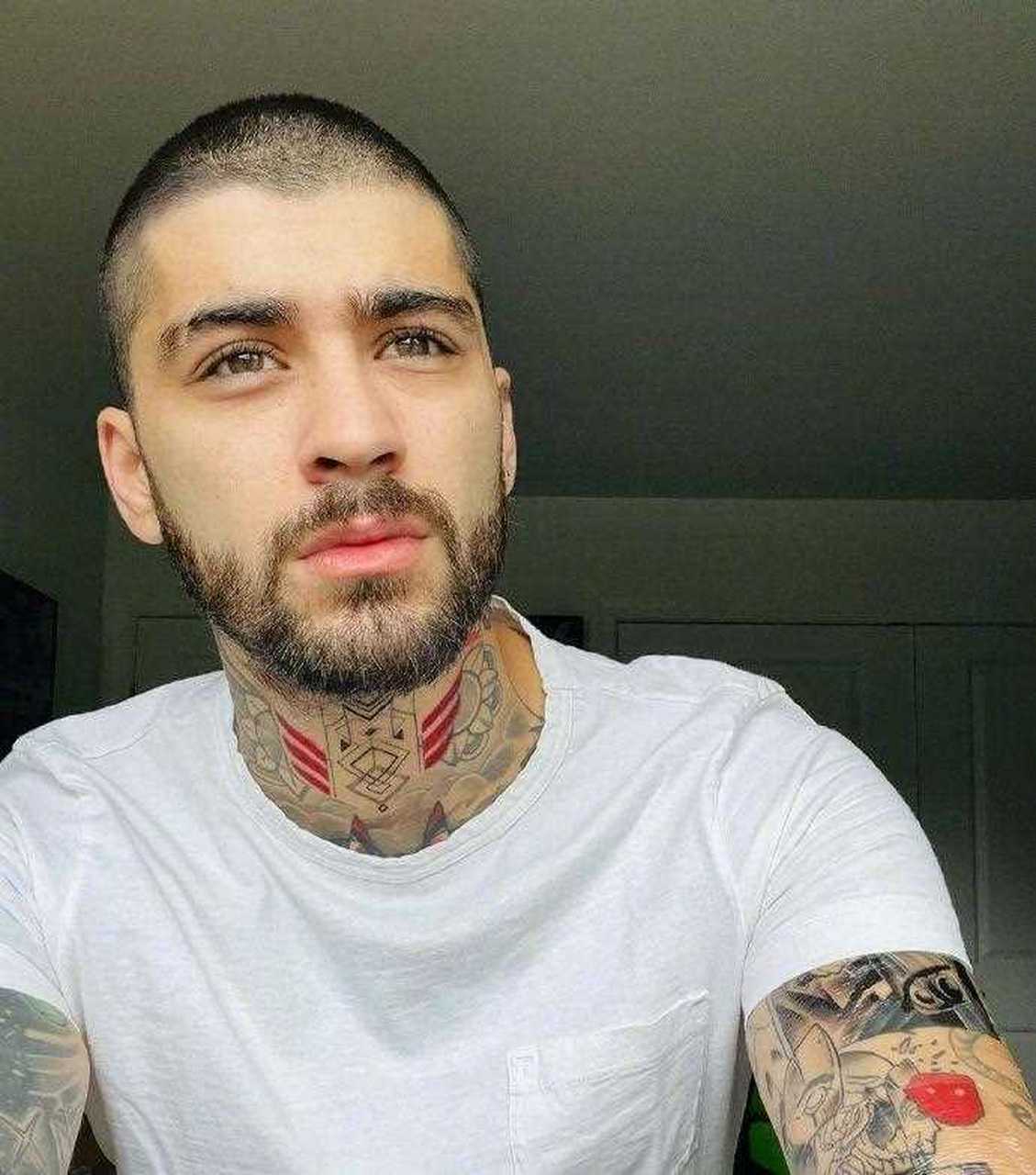美渣 zayn 出洞全新自拍,这纹身脖子都爬满了啊!