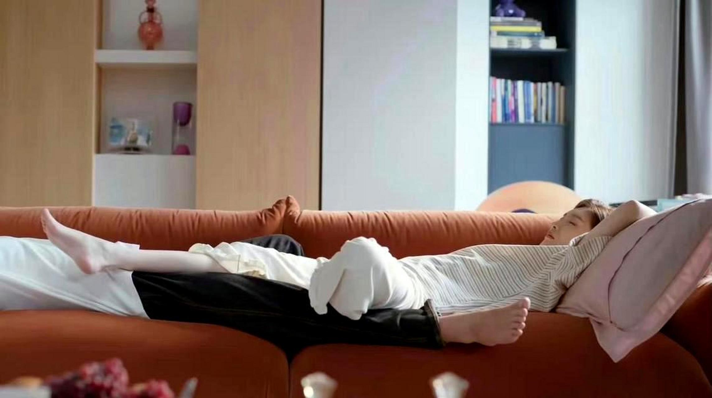 江疏影的脚白得和裤子一样.