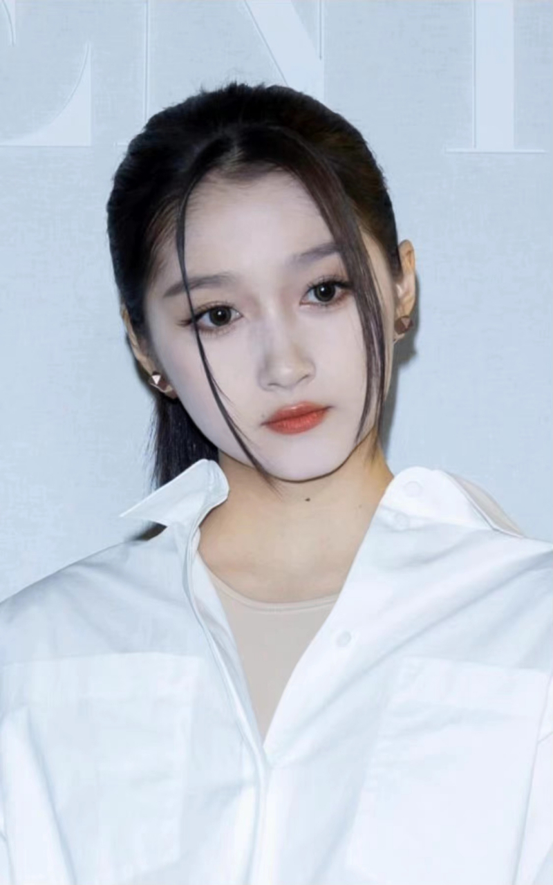 关晓彤肉色丝袜打底配白衬衫简约又大气,完美地诠释了脖子以下全是腿