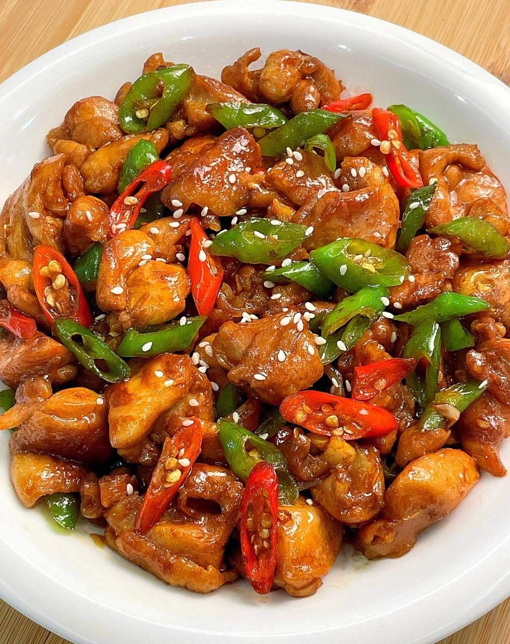 在朋友家吃过一回,被惊艳到了!这样做出来的双椒炒鸡腿肉鲜嫩多汁!