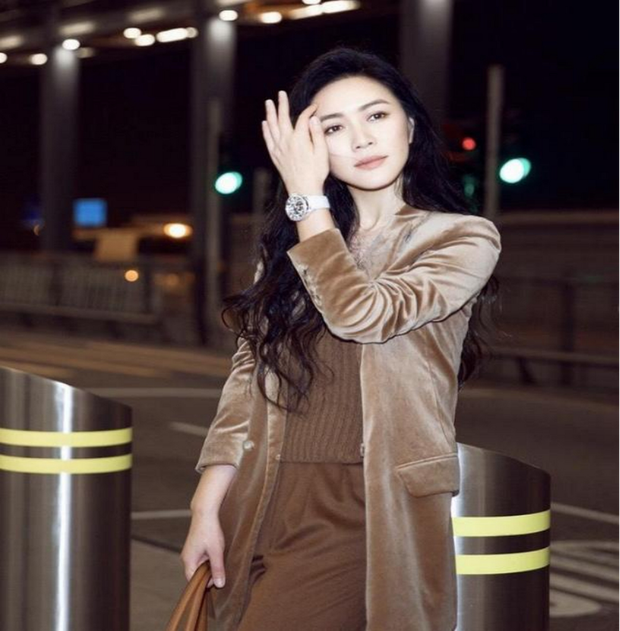 田海荣身穿丝绒西装,有质感和时尚感,采用了同色系