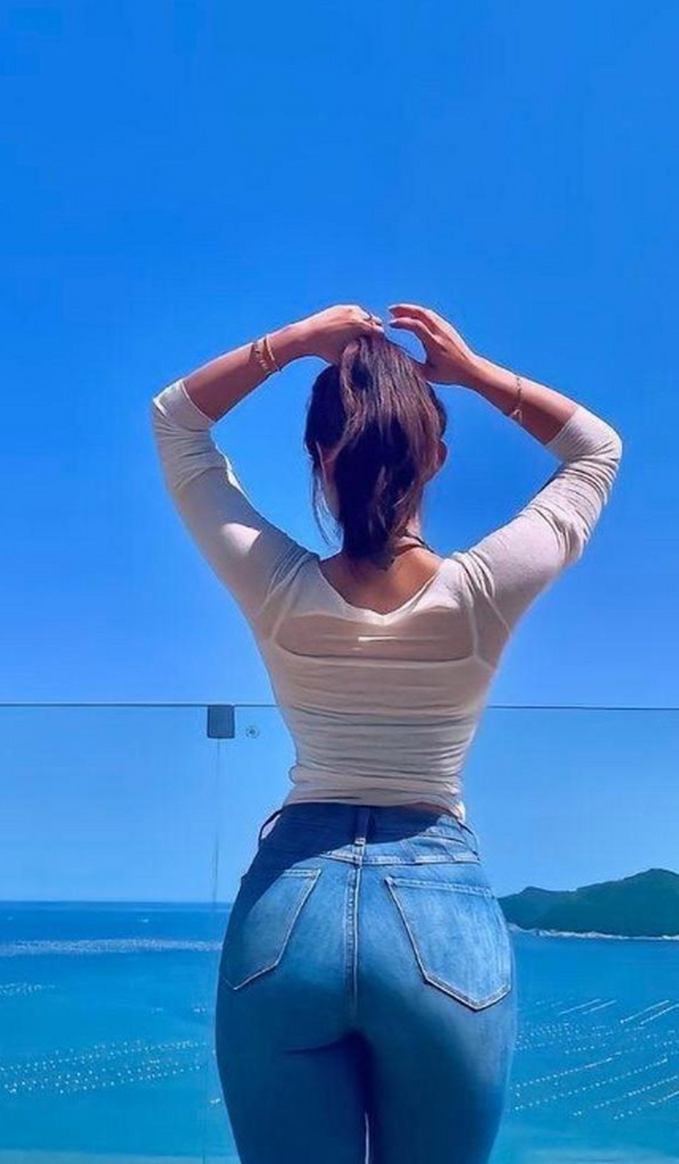 欣赏海边美景的小姐姐,不经意间展现迷人背影!