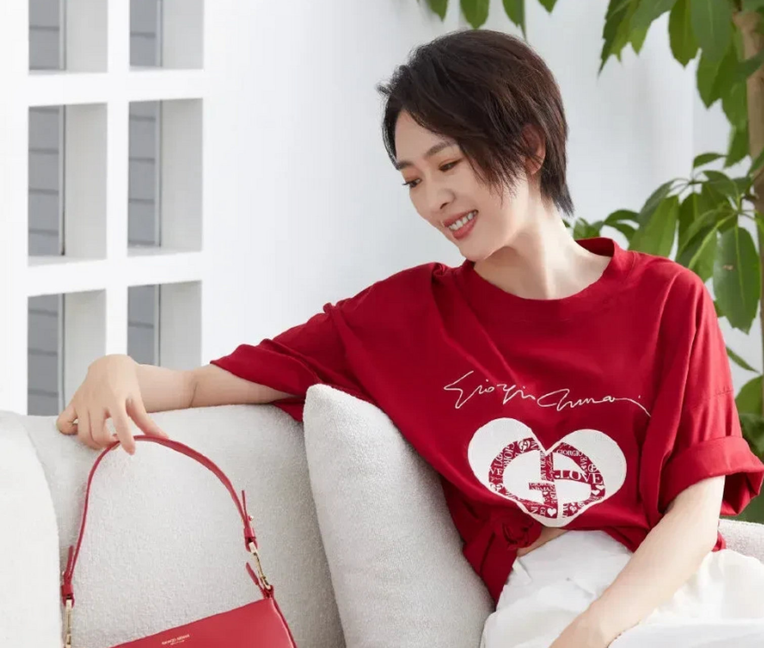 不得不说,这样的童瑶看着状态特别好,休闲穿搭十分