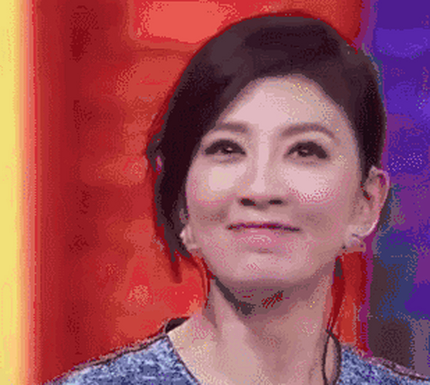 在健身教练的协助下,贾静雯整个身体倒立在空中,仅靠手部支撑在地面上