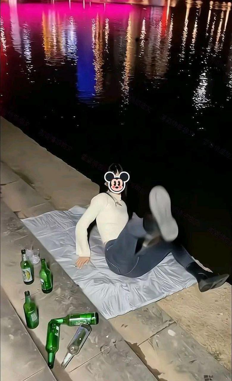 网友:大晚上的小姐姐一个人在江边喝酒,该怎么安慰她?