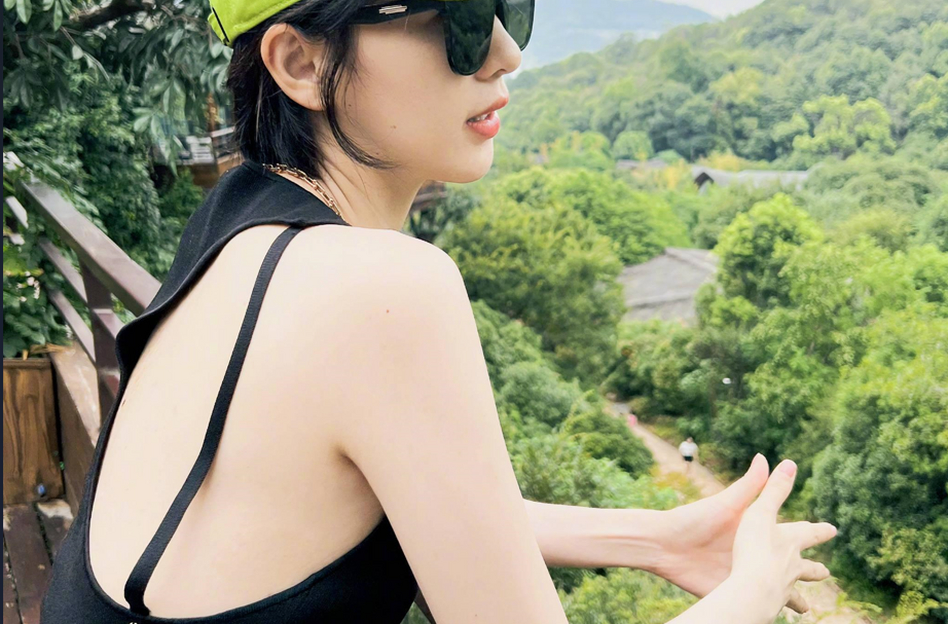 童瑶穿黑色背心身材纤细曲线玲珑肌肤白皙秀性感