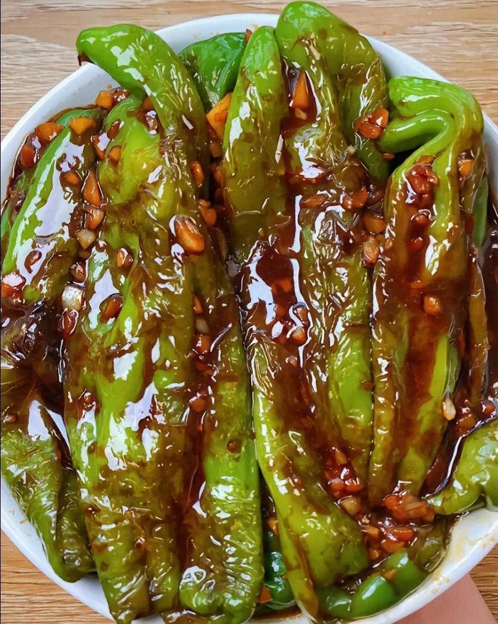 简单易做家常菜?虎皮青椒|||食材: 青椒,蒜末 做法: 1?