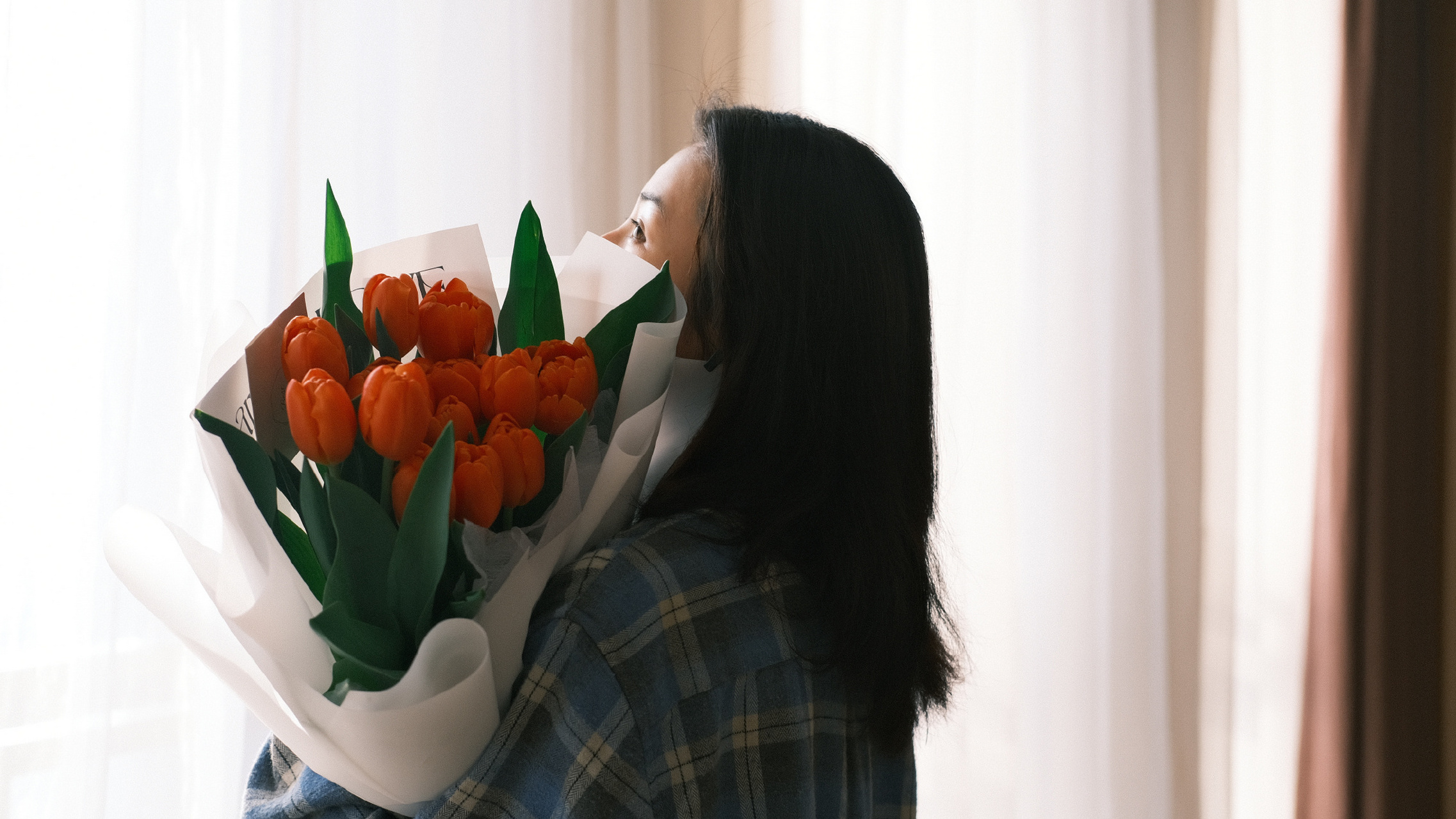 张子枫捧花背影照来啦[送花花] 妹妹的头发长长了耶,好喜欢淡雅的气质