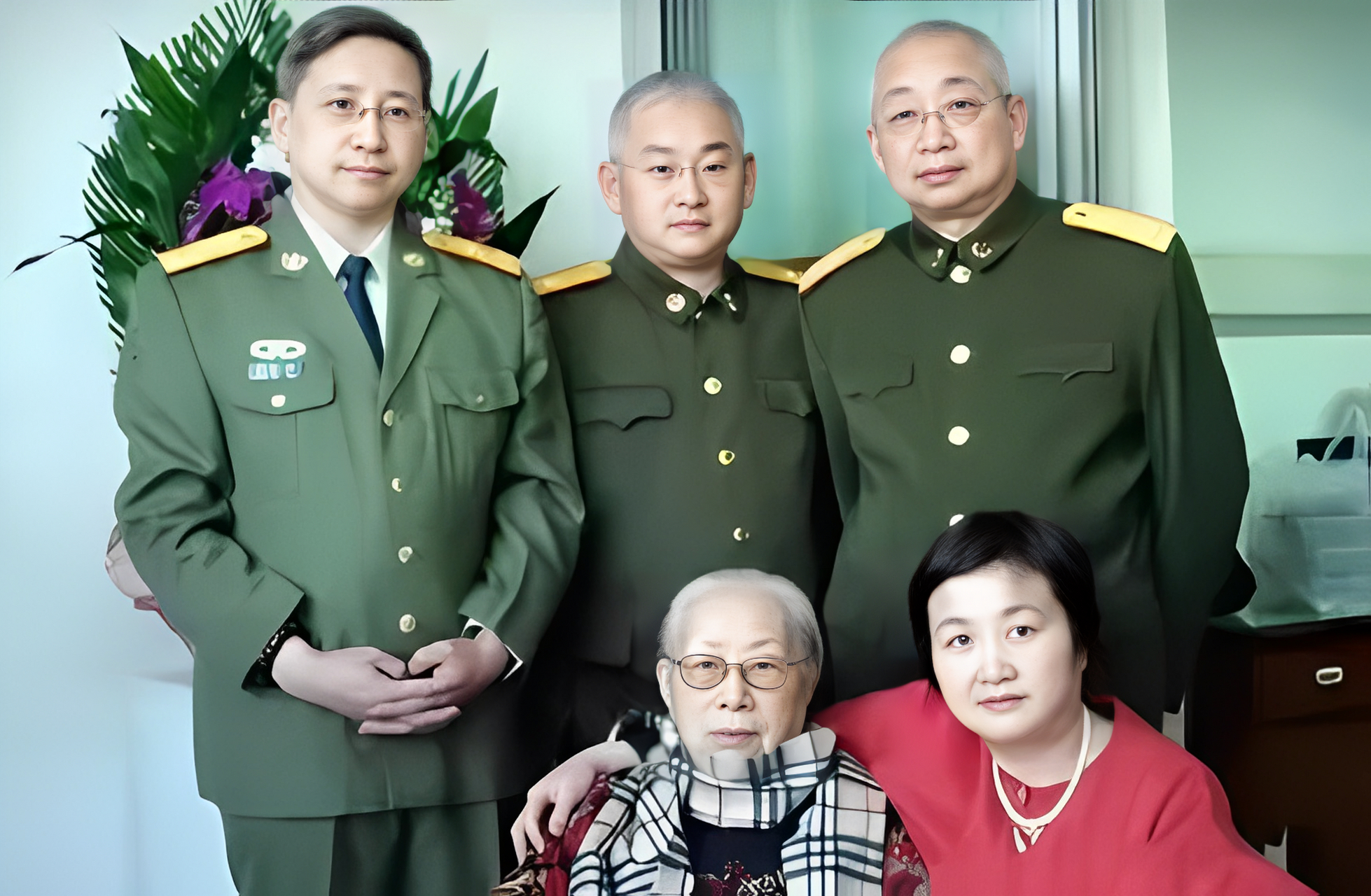 开国大将·陈赓·夫人·傅涯与孩子们合影.