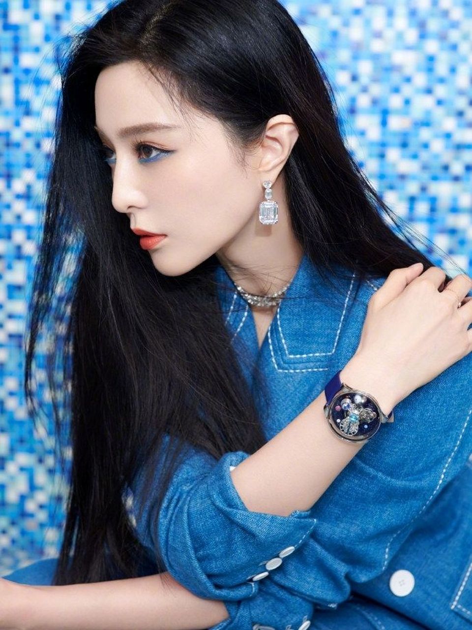 我胆怯地低着头,不敢看爸爸那张阴云密布的脸.