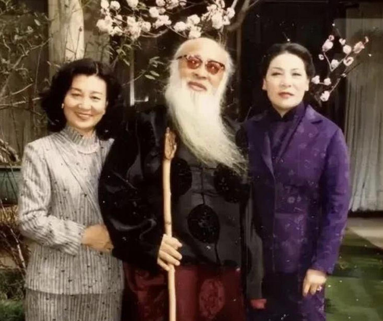 1947年,张大千抱着第四任妻子徐文博步入洞房!许文博喊道:"叔叔!
