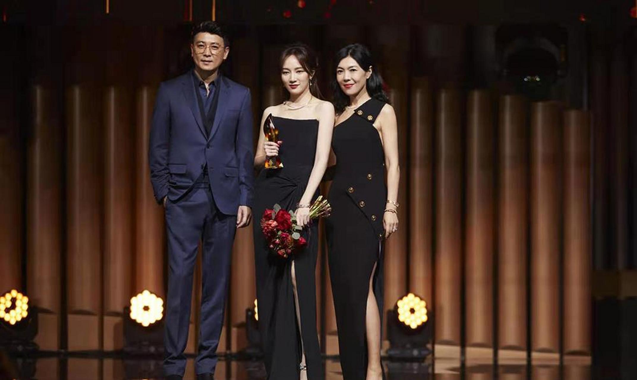 保剑锋出席搜狐时尚盛典 金丝眼镜造型尽显儒雅气质