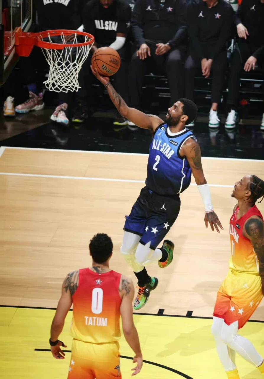 在nba全明星赛这样的重要场合,球员们都会追求极致的表现,而欧文却