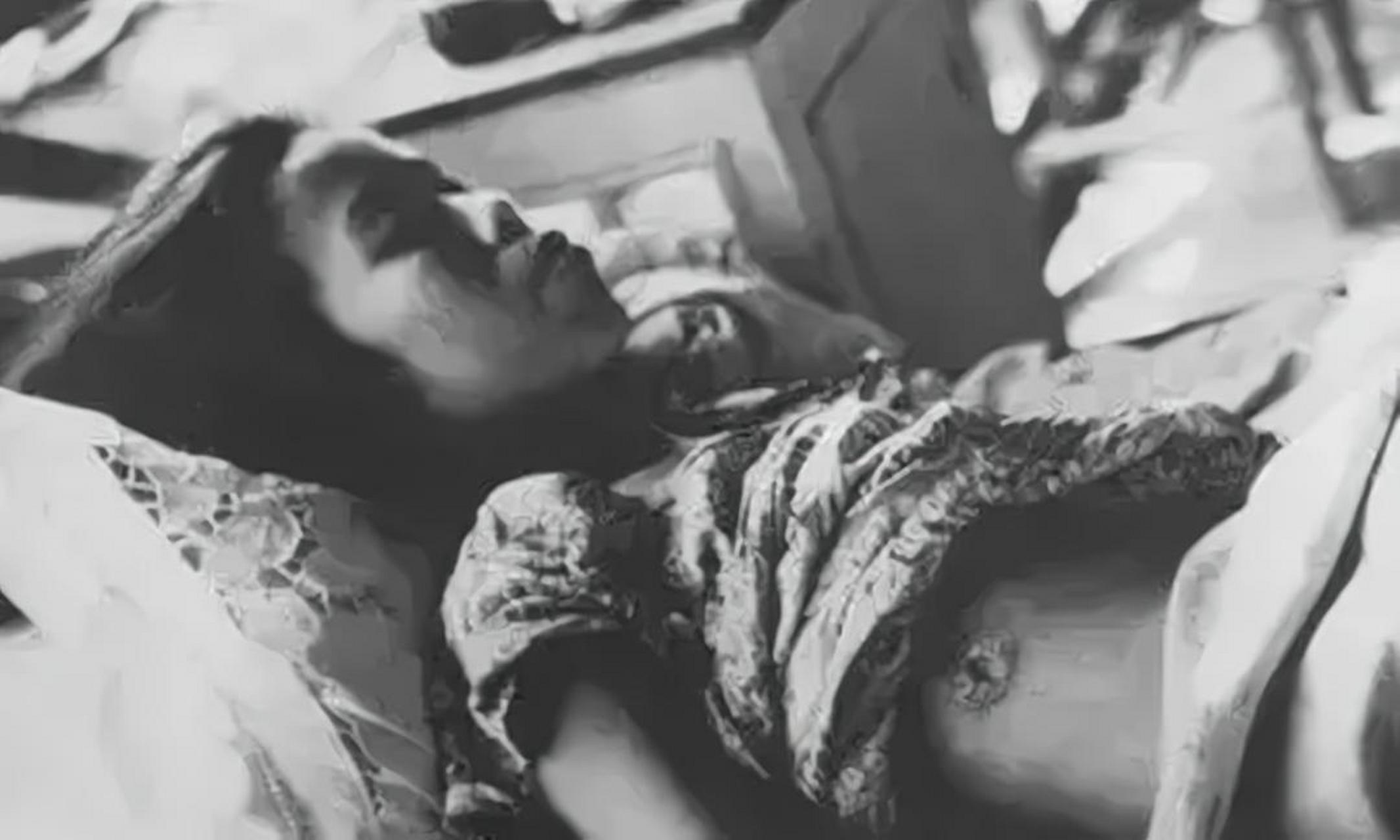 1937年,南京鼓楼医院,一位被日寇刺杀后失血过多的小女孩,静静地躺在