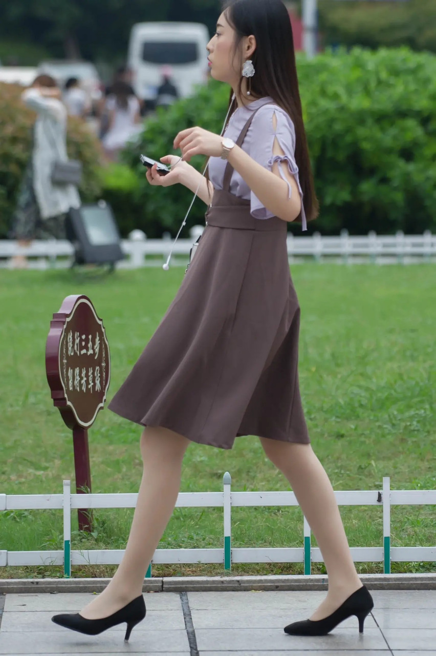 公园肉丝美女#高清美女# #时尚街拍# #街拍看穿搭# #街拍美女