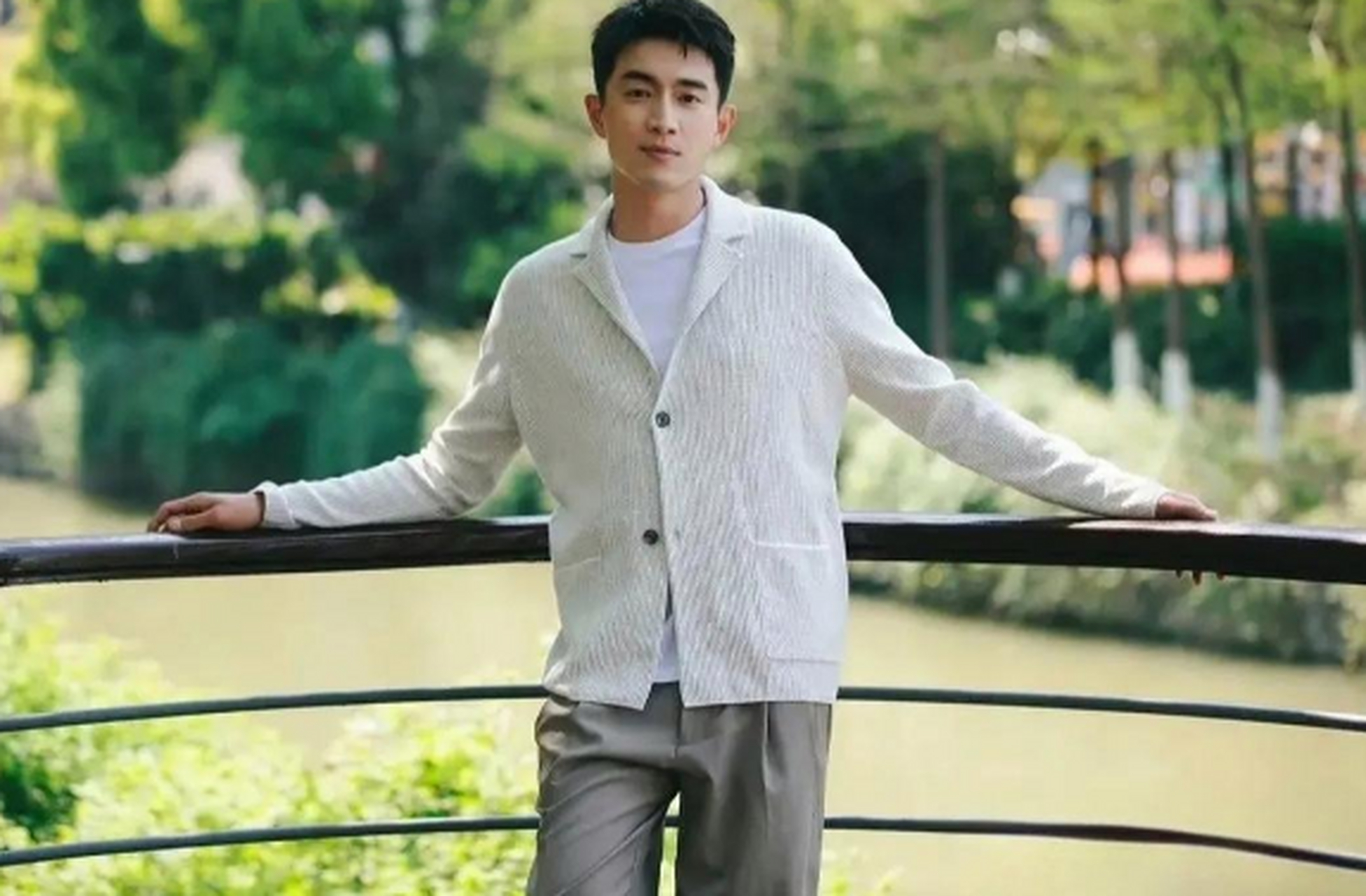 林更新一身休闲穿搭,清新俊逸,阳光帅气.