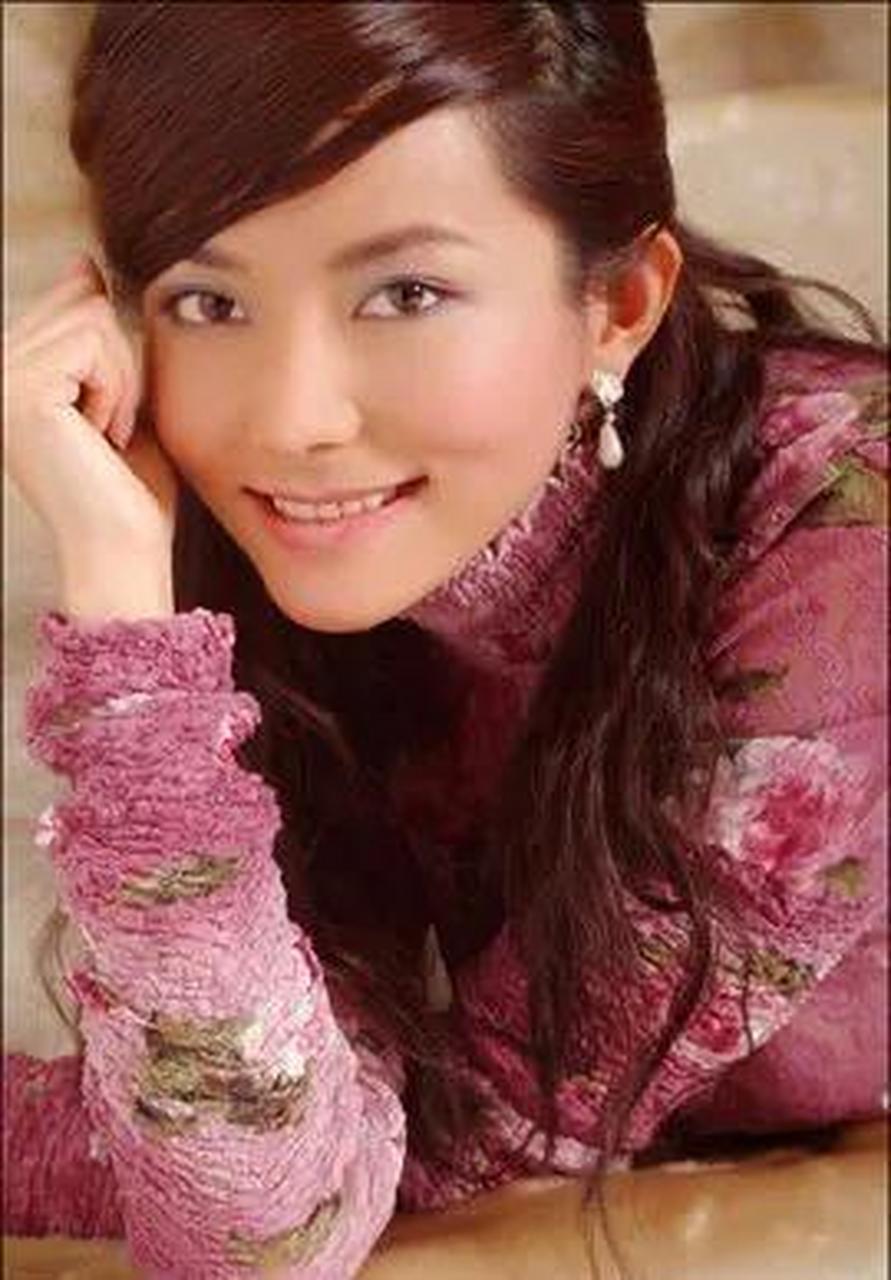 2009年,33岁的李钰病逝,穿着珍珠色的婚纱躺在水晶棺中的她,还是一如