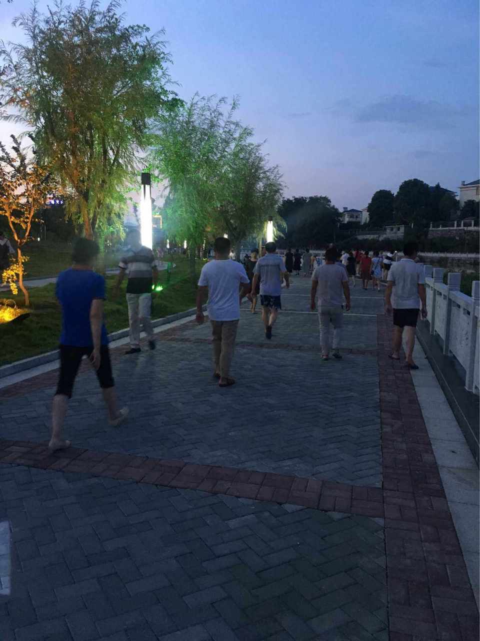 饿死药材铺  这里的百步,不是指走一百步,而是指饭后要多散步,这样才