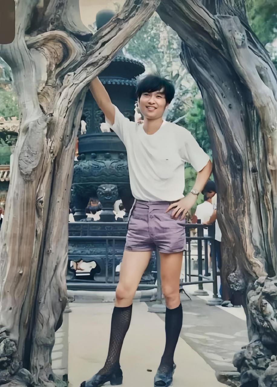 从图片上可以看出,80年代的男士短裤,短裤长度普遍都比现在的,要短的