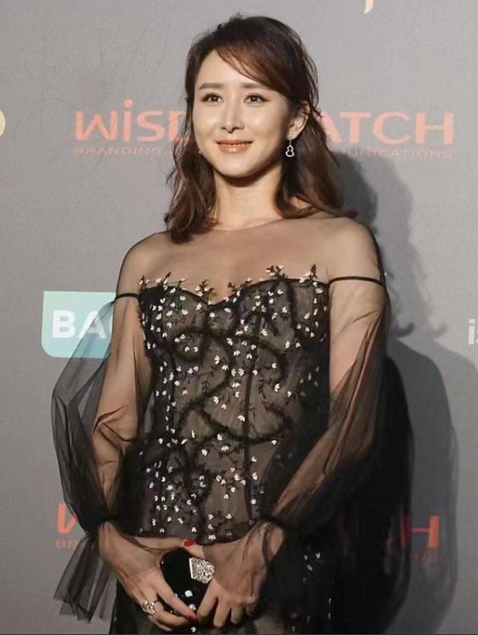 45岁的胡静身穿黑色薄纱透视裙亮相活动现场,女神这一身显得温婉大气