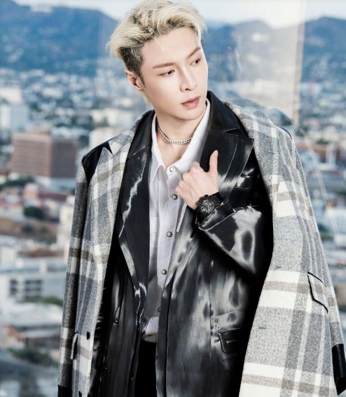 张艺兴越南版时尚芭莎封面人物,白皮金发,帅气十足,爱了,爱了