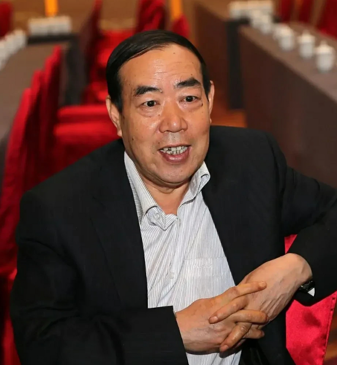 伊娃心里清楚当模特是什么意思,不过也答应了.