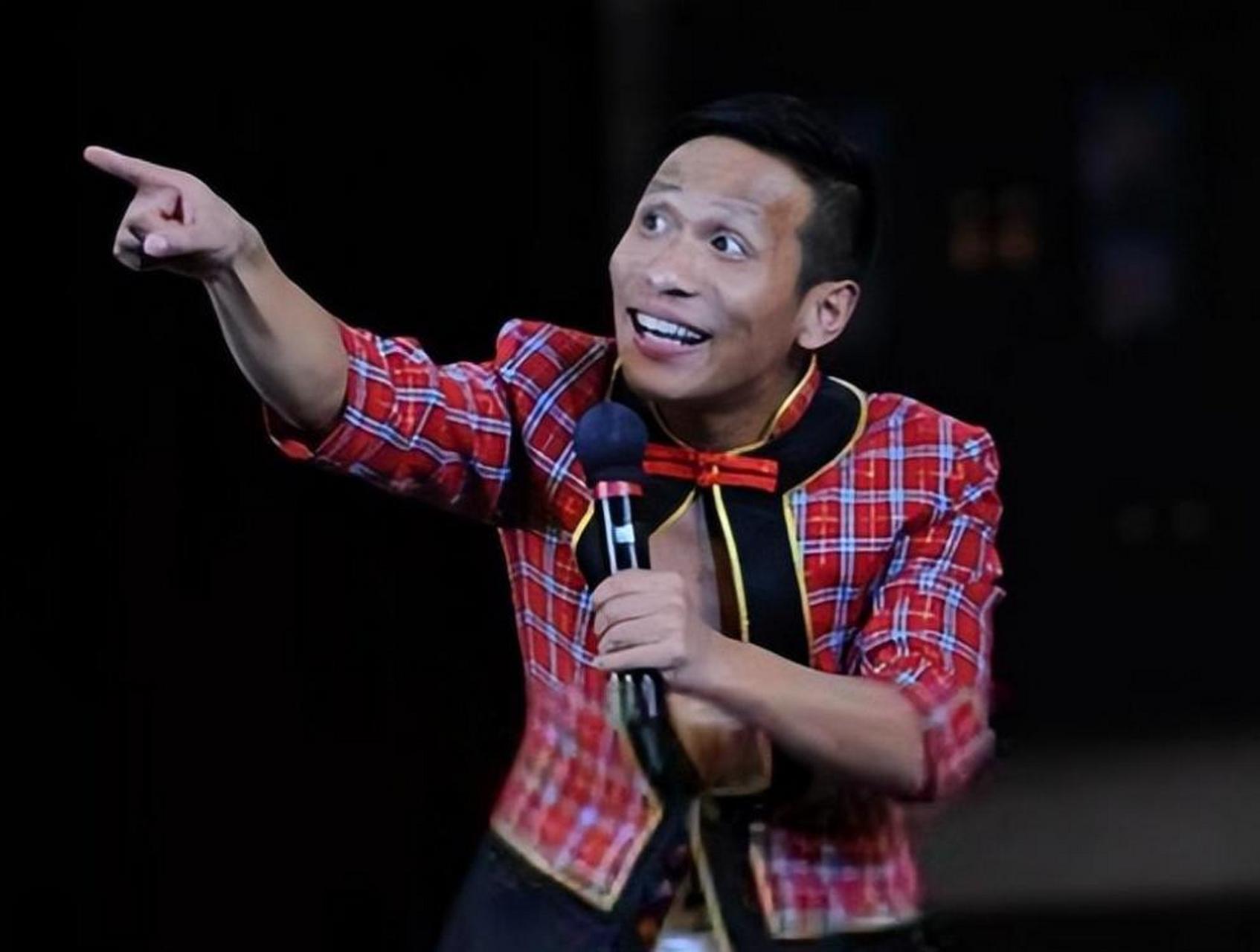 2011年,宋小宝凭借和赵本山一起演出的小品《相亲》一炮而红.