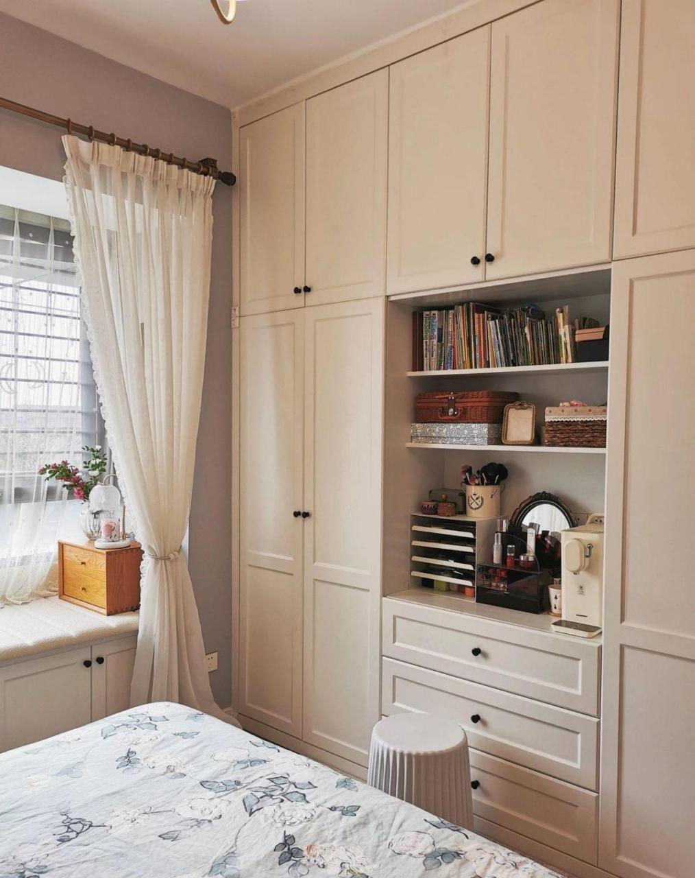 我妈说,你家这一排床尾衣柜可真能装! 主卧:18平(5.55米*3.