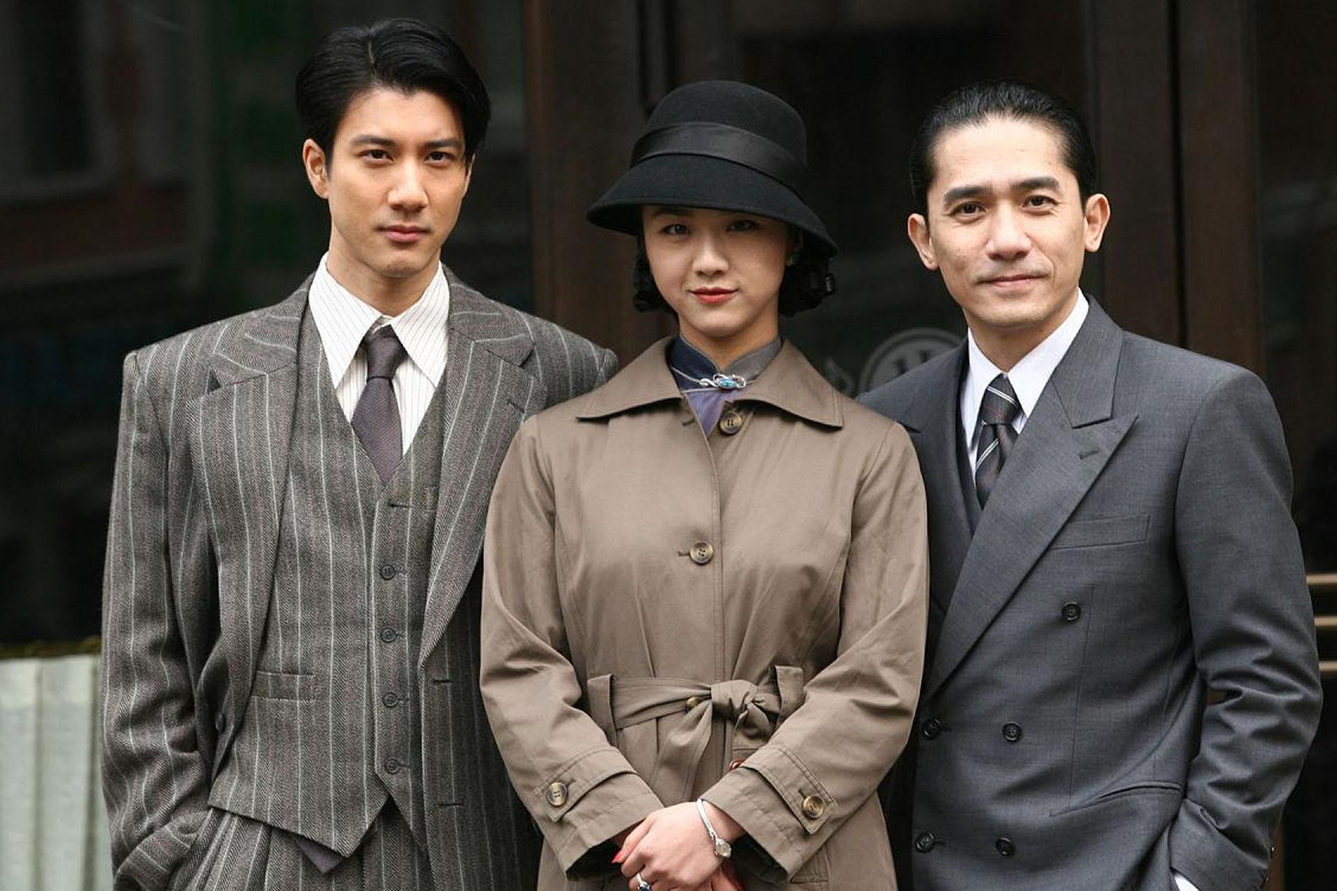 汤唯的官方身高是172,在和梁朝伟合影的时候,为了照顾到对方的脸,还