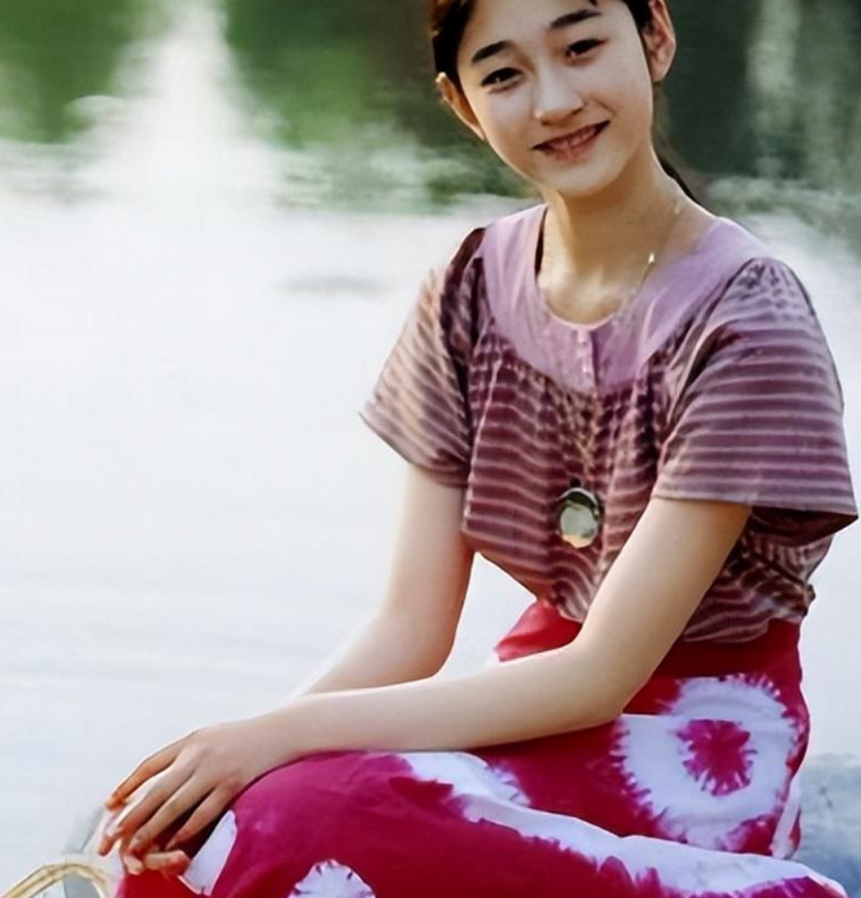 在小时候的记忆里李小冉就是肤白貌美的大美女,十几年过去了,好像岁月