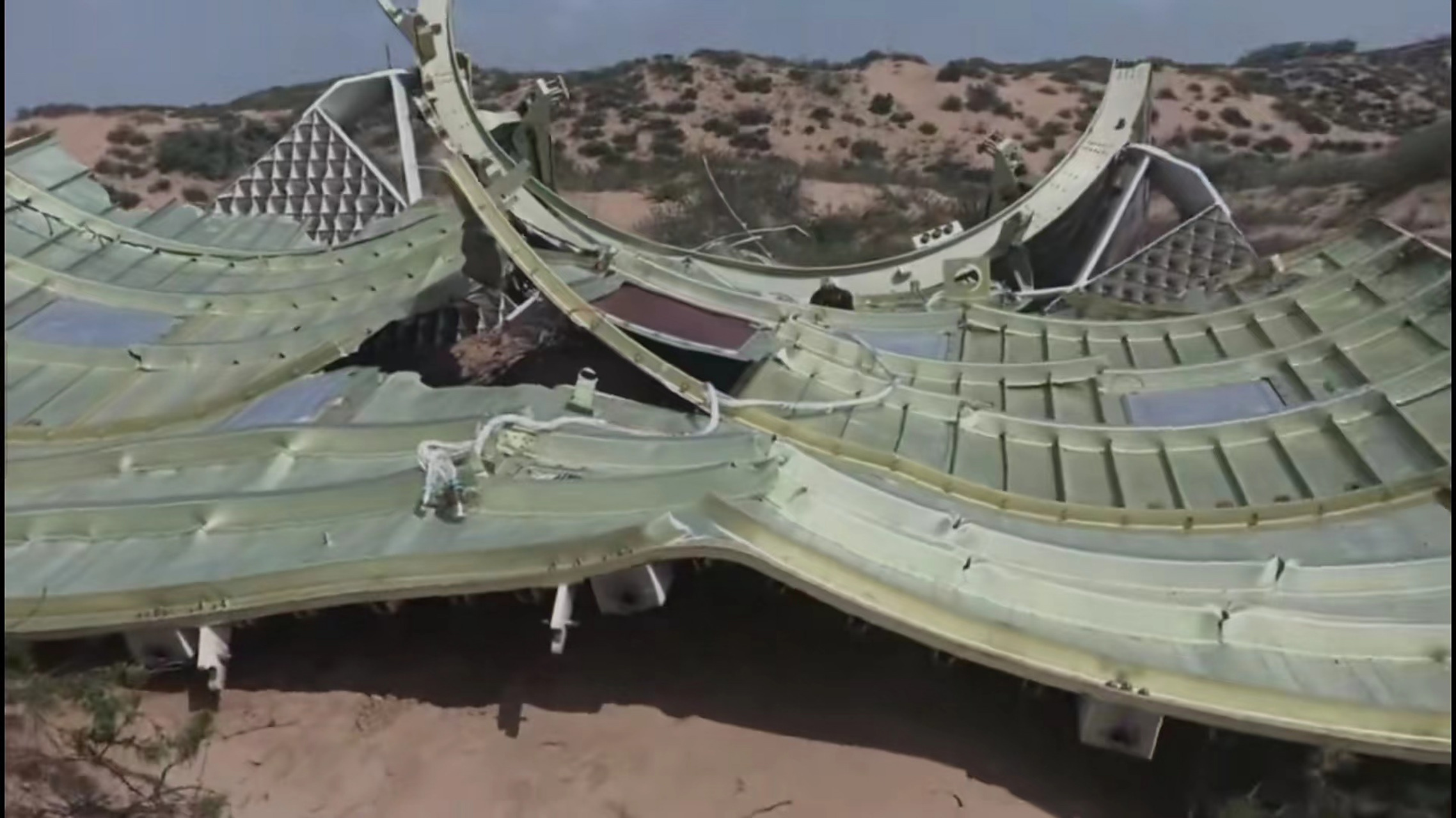 【长二f整流罩残骸】  "长征二号f"运载火箭的整流罩是用于火箭在大气