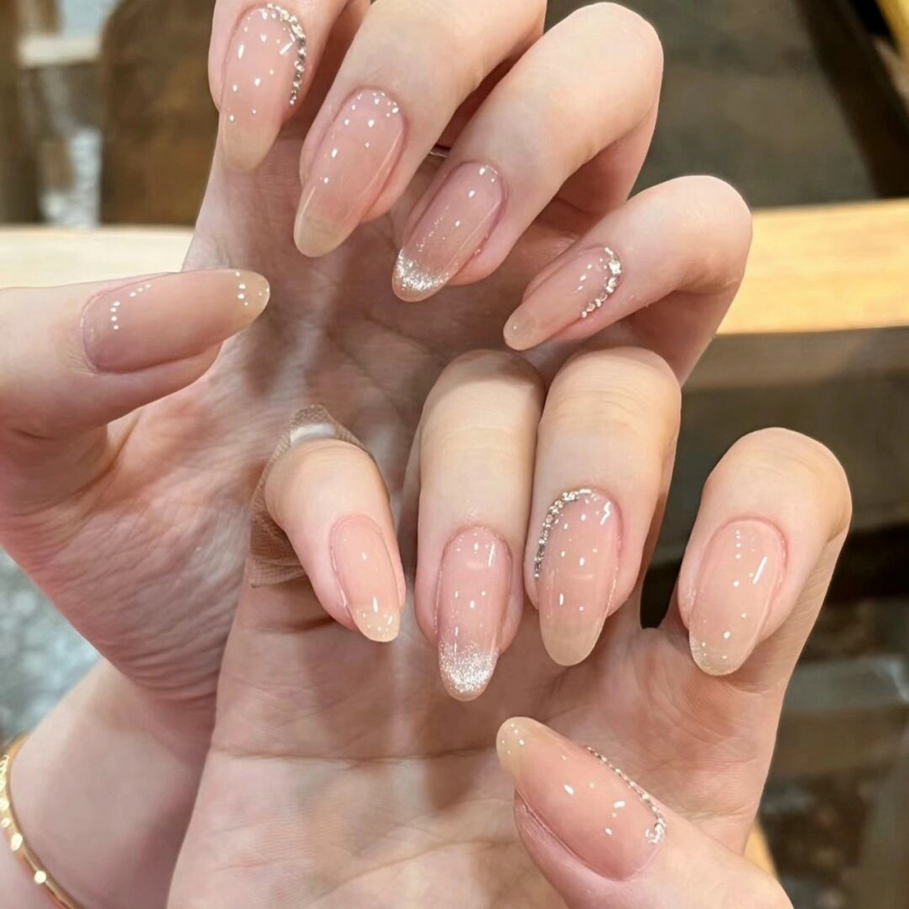 气质裸色系美甲:低调奢华的魅力展现  准备换美甲了,最后一张图是现在