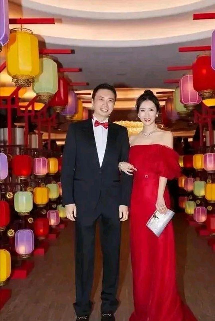 李念和51岁富豪老公罕见合体出席聚会