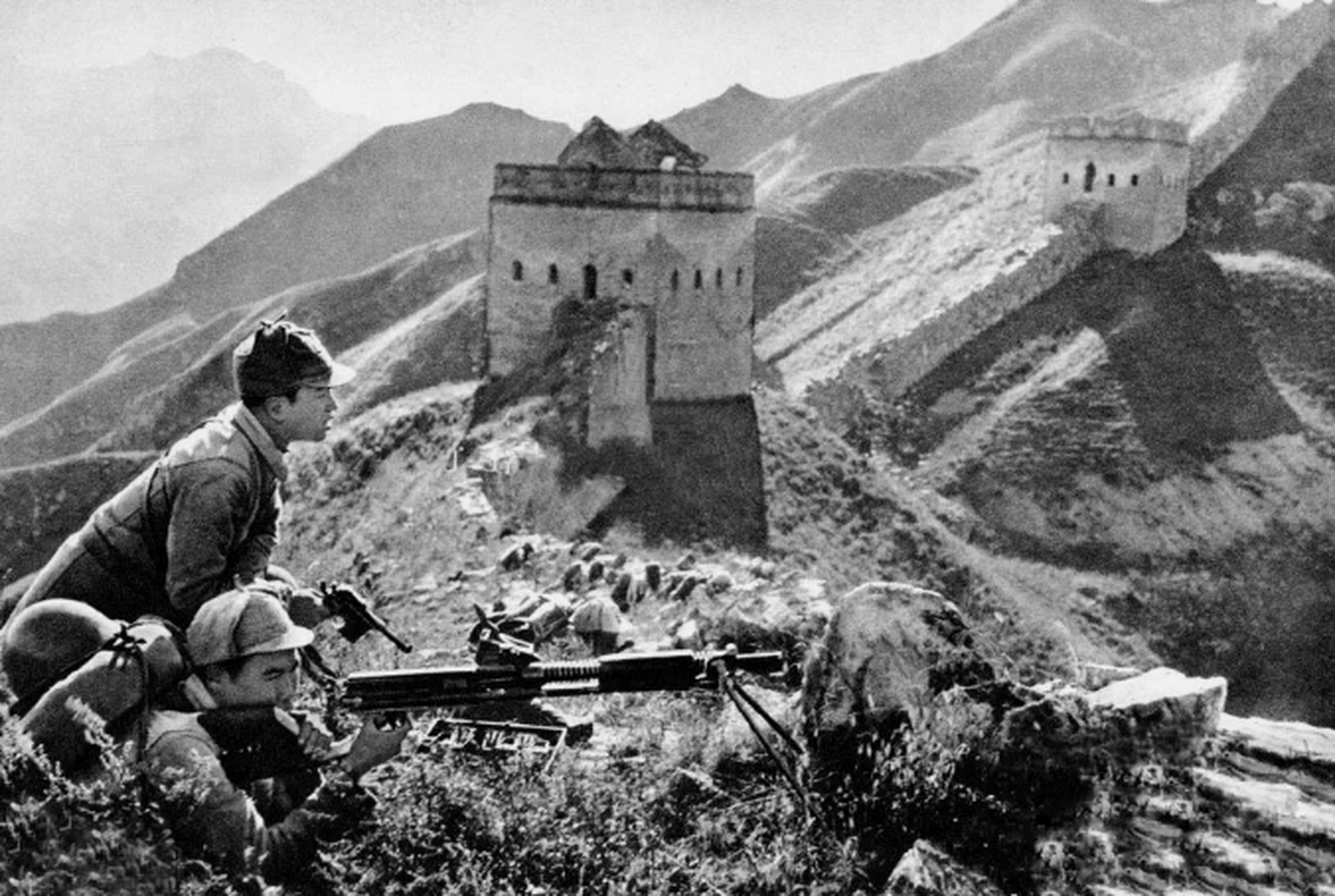 照片为在长城上抗击日寇的八路军官兵,他们占据有利高地,在伏击日寇