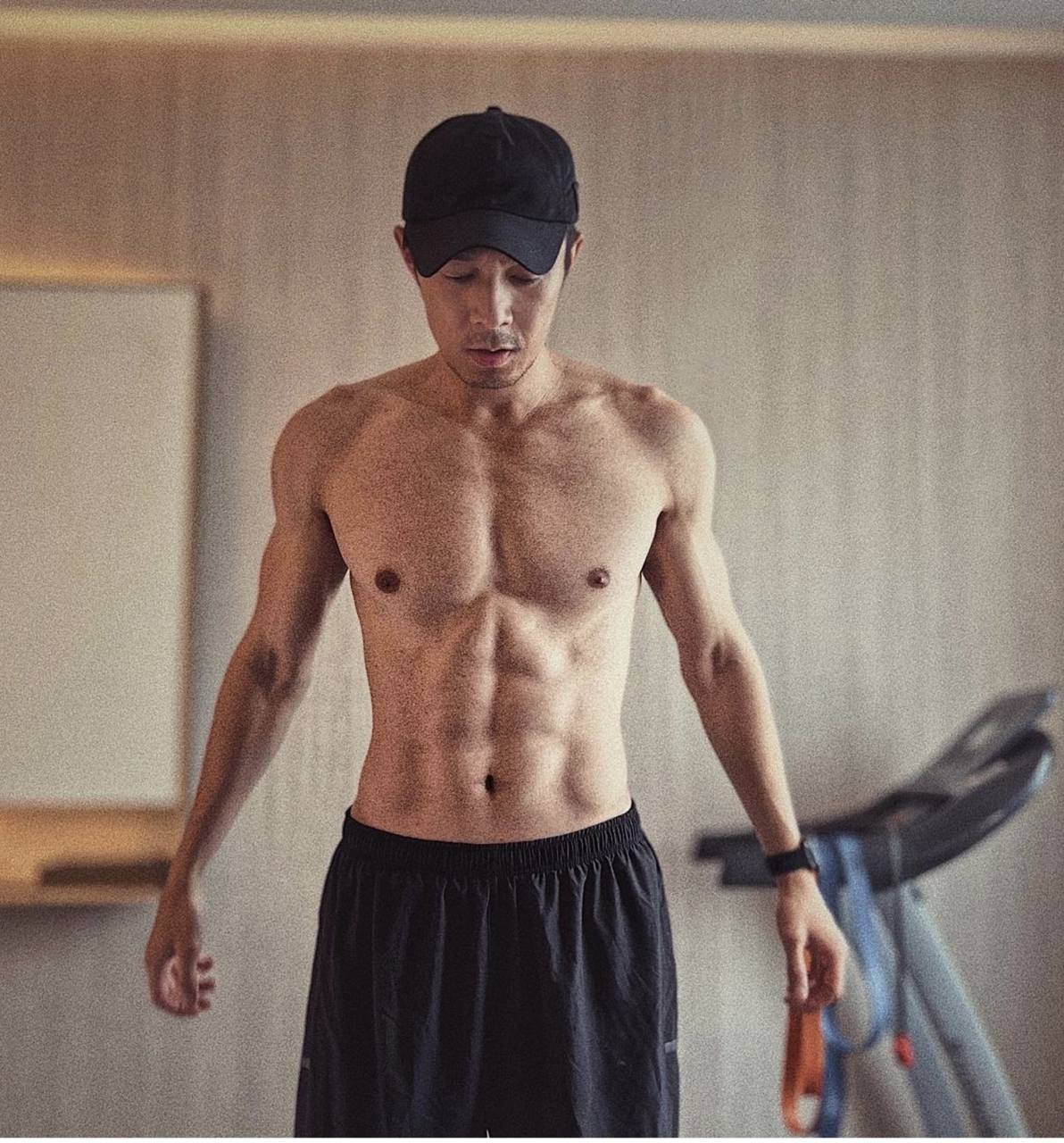 中国香港艺人周柏豪展现美好肌肉身材.