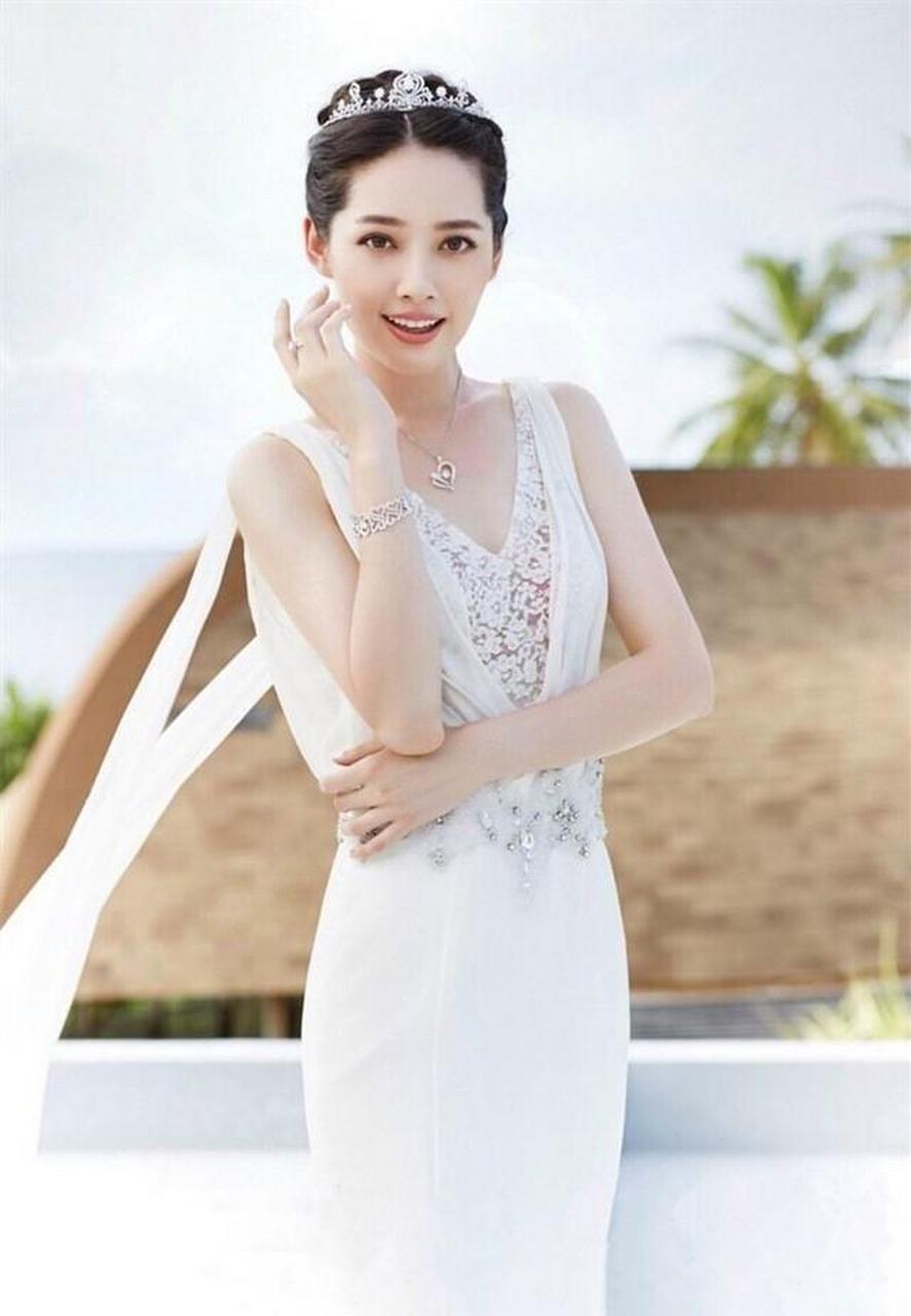 郭碧婷性感唯美的婚纱仙气写真