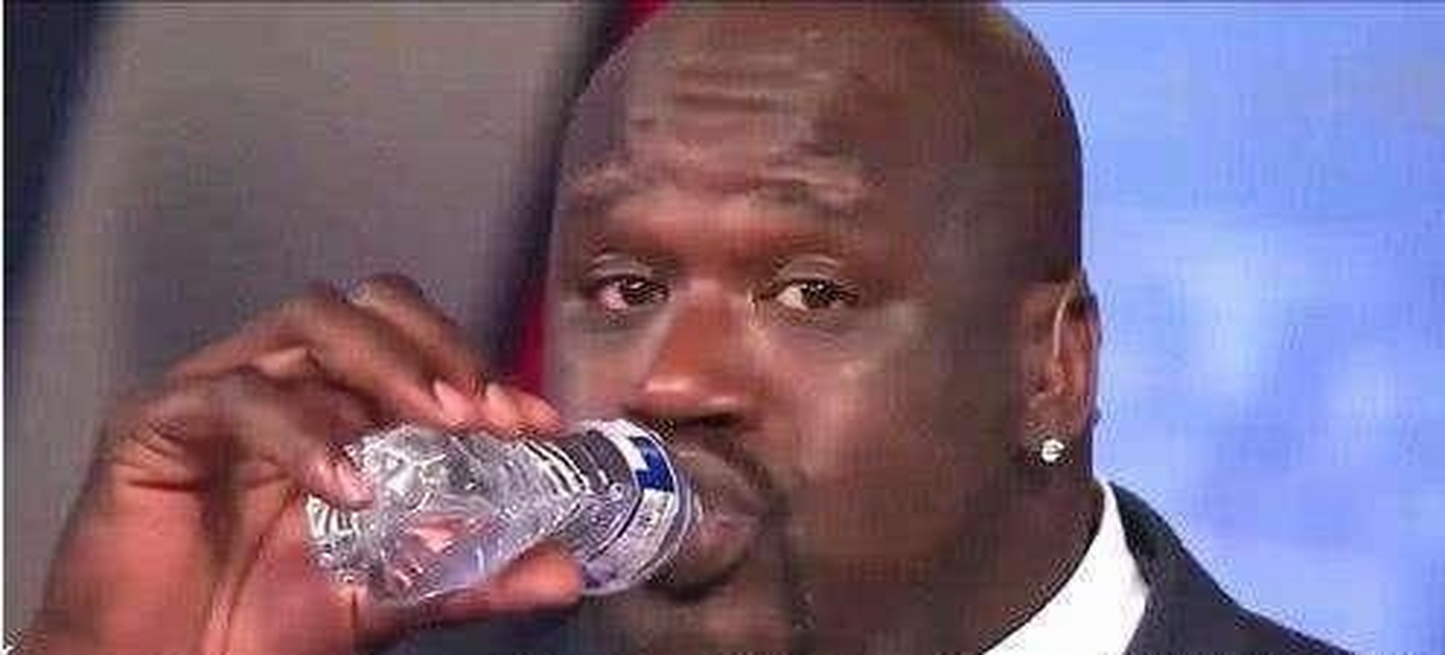 就像在拿一根棒棒糖,网友纷纷感叹矿泉水瓶子在姚明的手里怎么变得