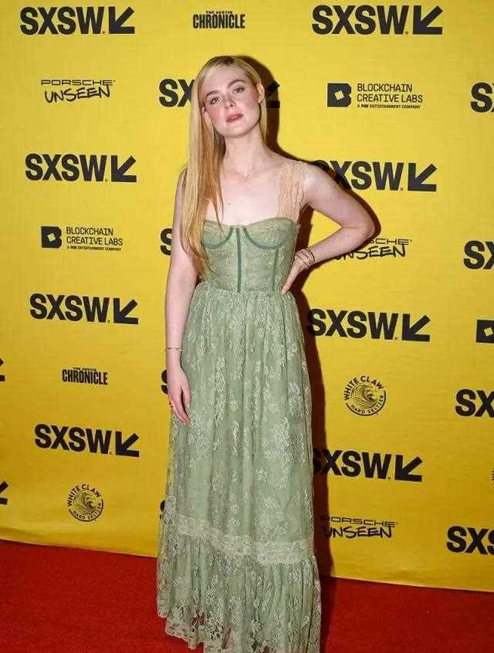 艾丽·范宁  绿裙搭配金发,宛如林间仙女,皮肤白皙的她真的是太美了