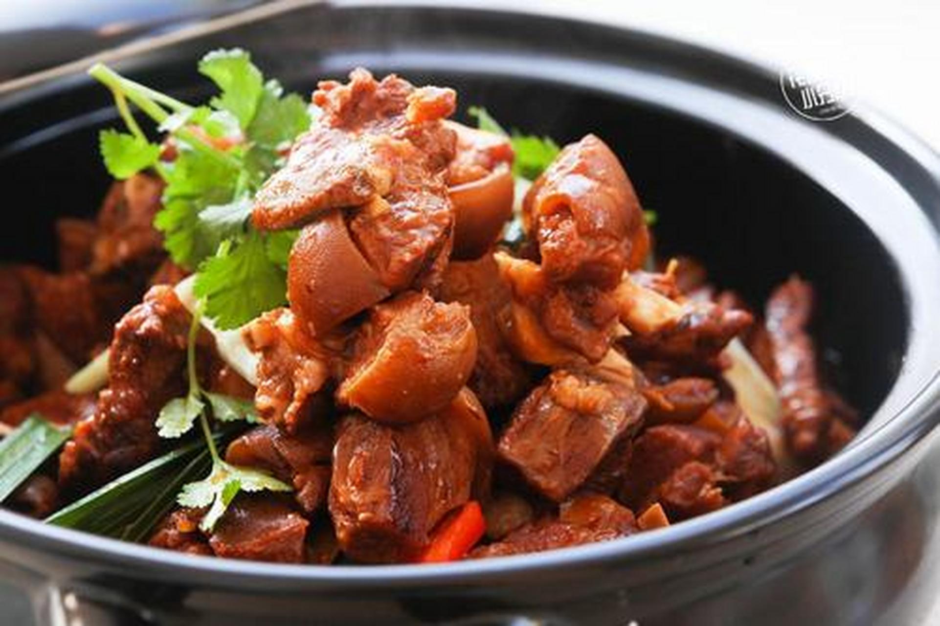 这道美食主要以羊肉,土豆,粉条和一些辣椒作为配料制作而成,拌着汤汁