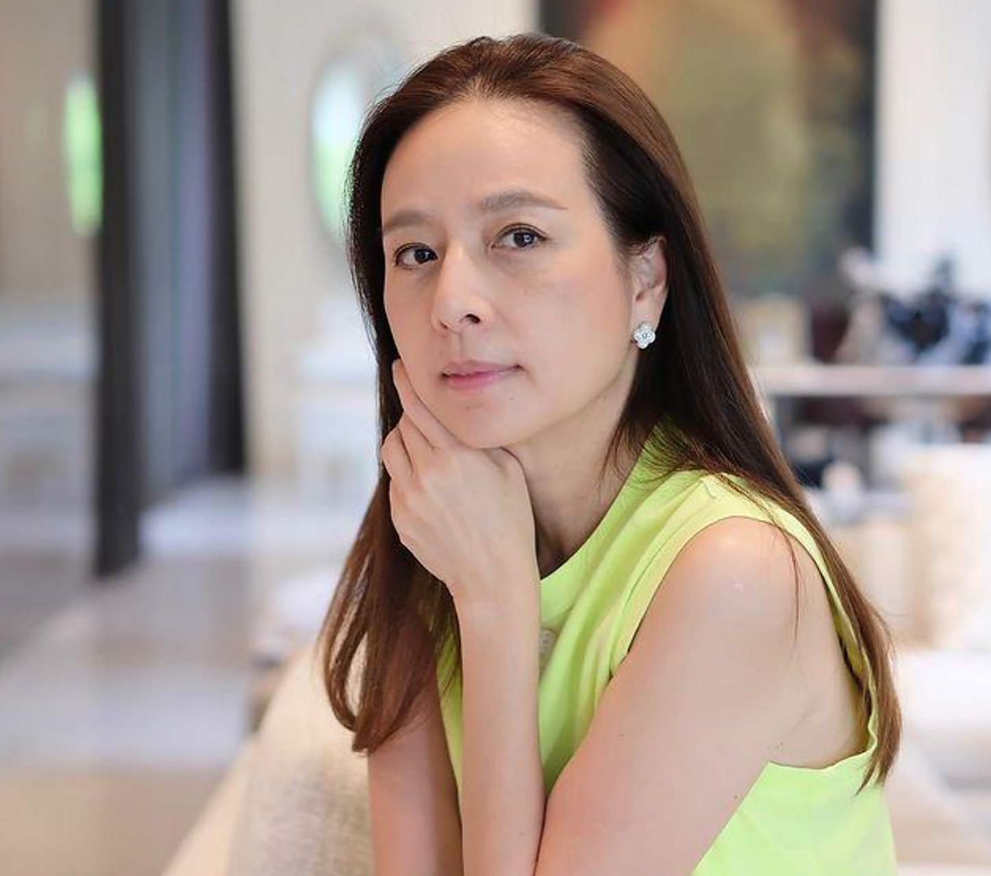 华裔富婆伍伦盼素颜不显老,五十七岁颜值依旧在线