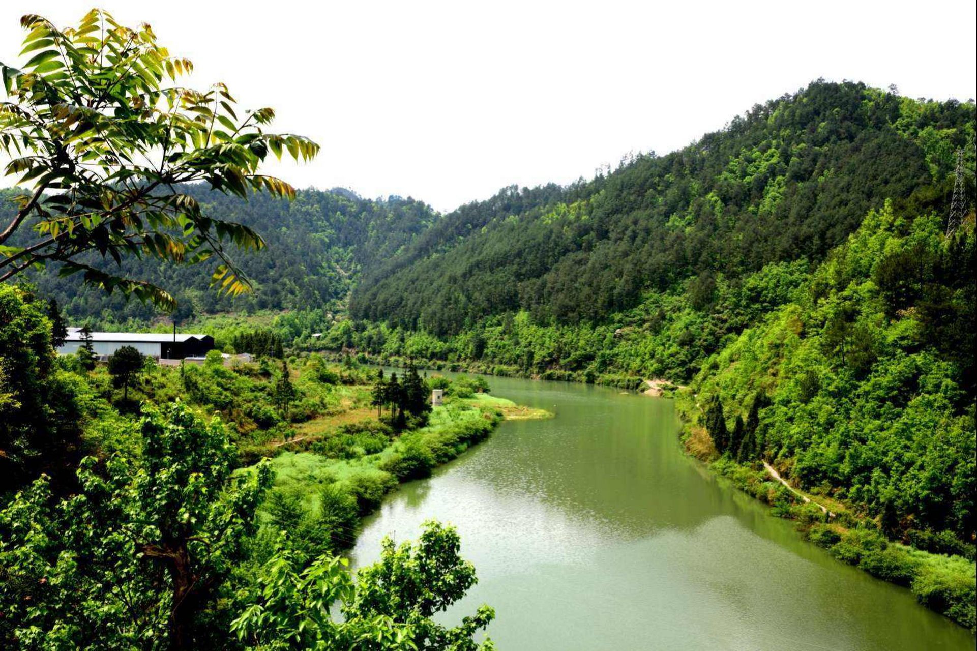 贵州巴拉河:发源于雷公山国家级自然保护区,两岸植被茂密,山清水秀.