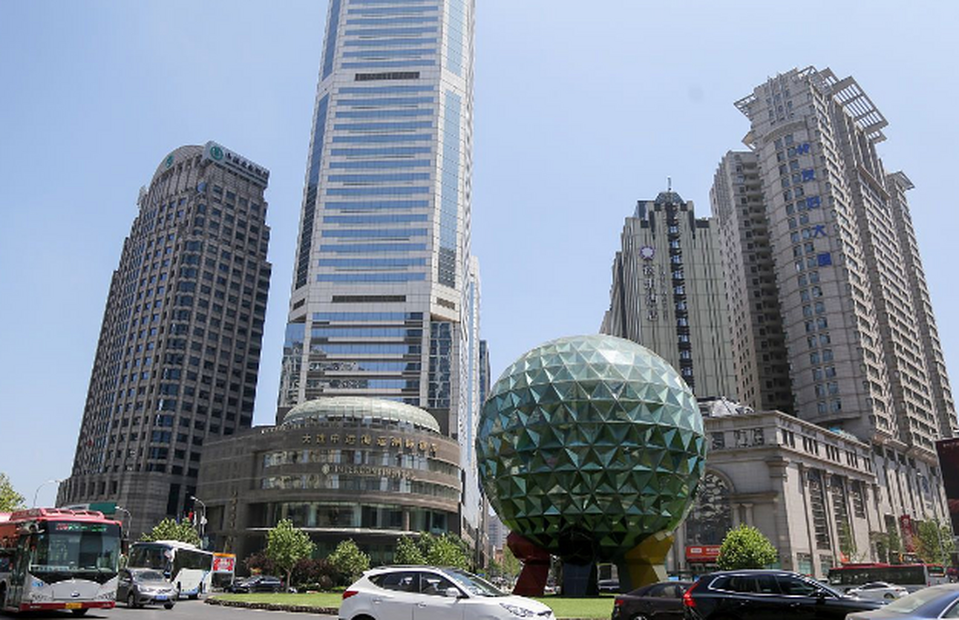 友好广场见证了大连的岁月变迁与蓬勃发展,是老大连人的情怀所在.