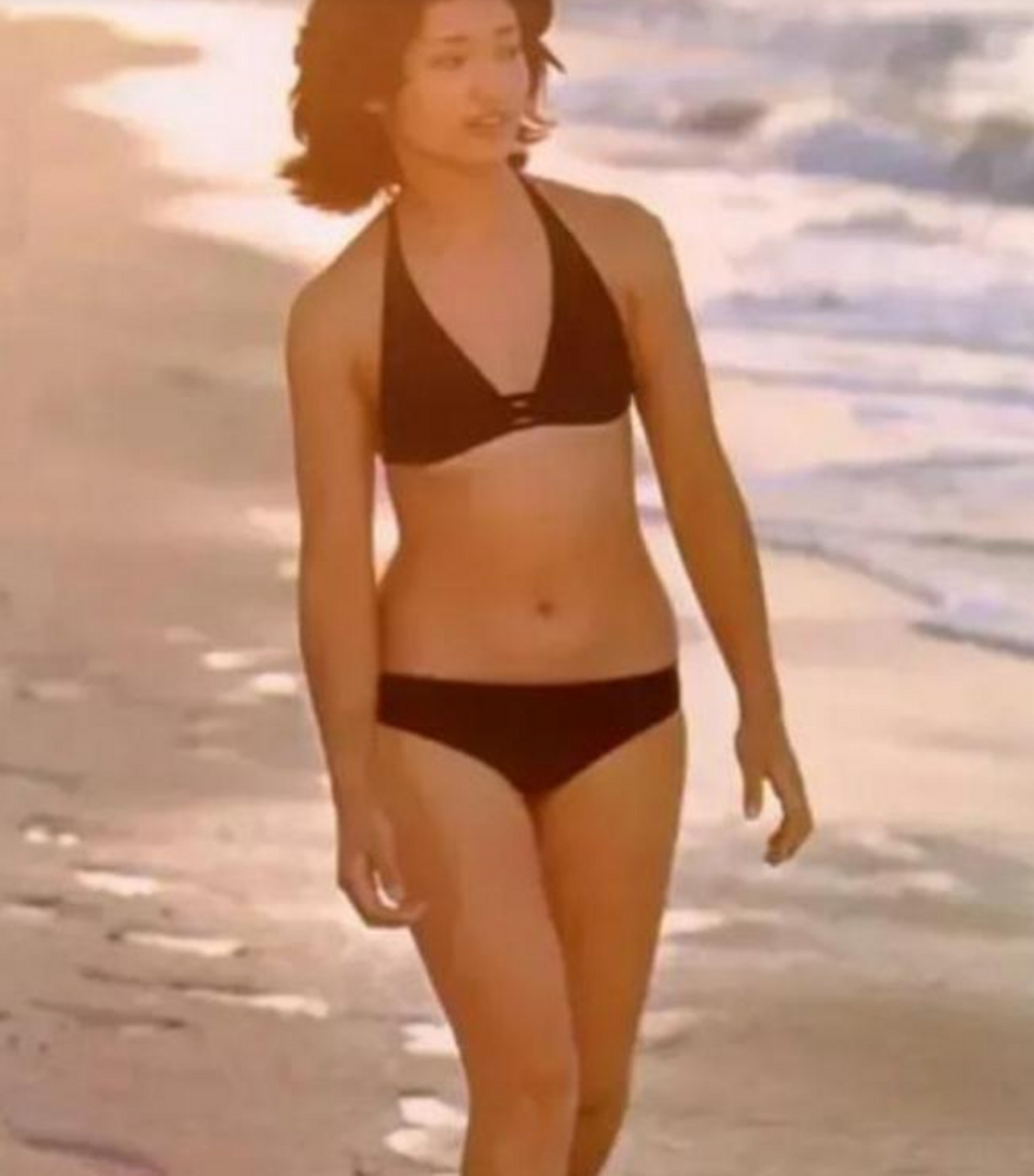 年轻时的山口百惠的泳装照,身材肉肉的,感觉又健康又漂亮.