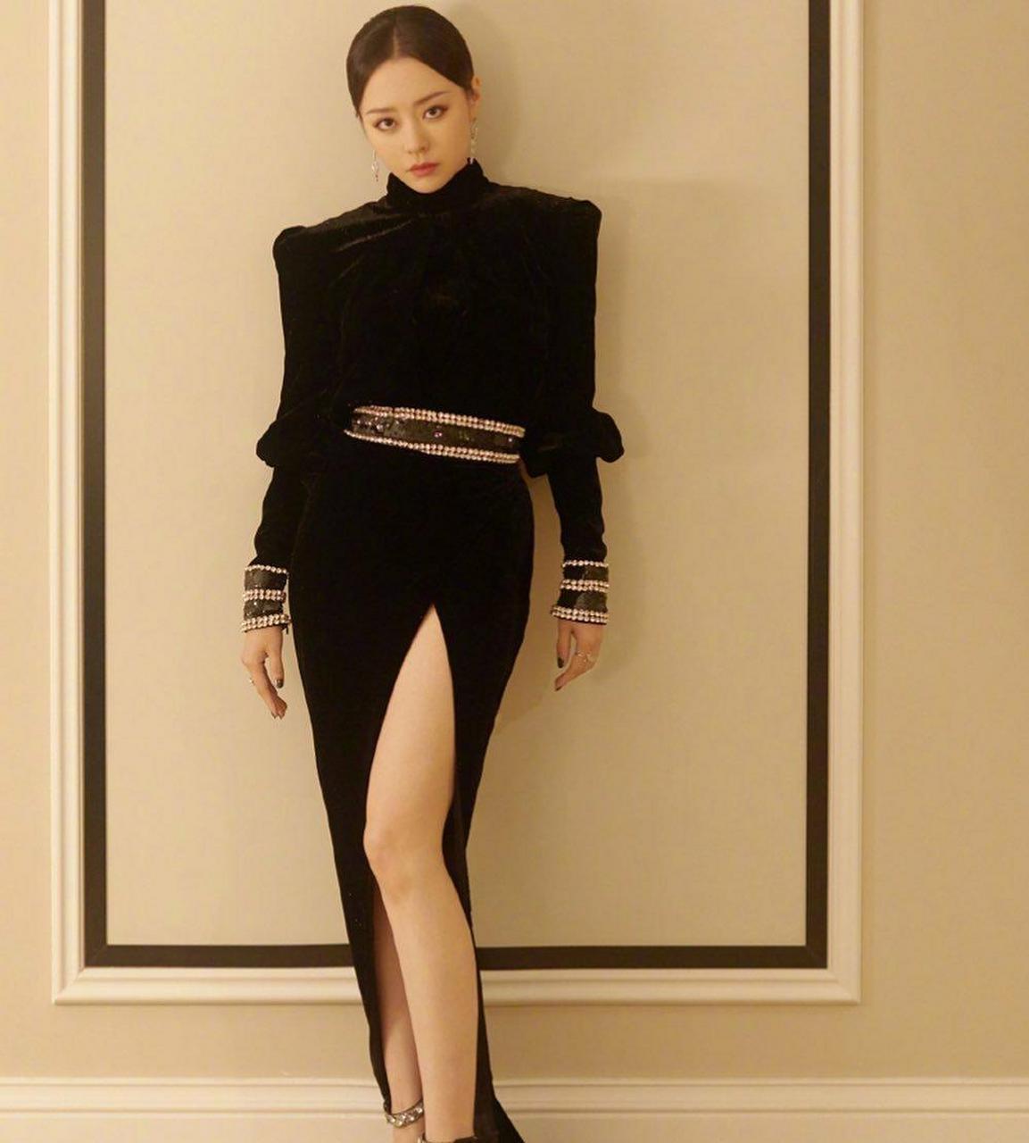 张靓颖黑色高开叉长裙,性感又优雅!