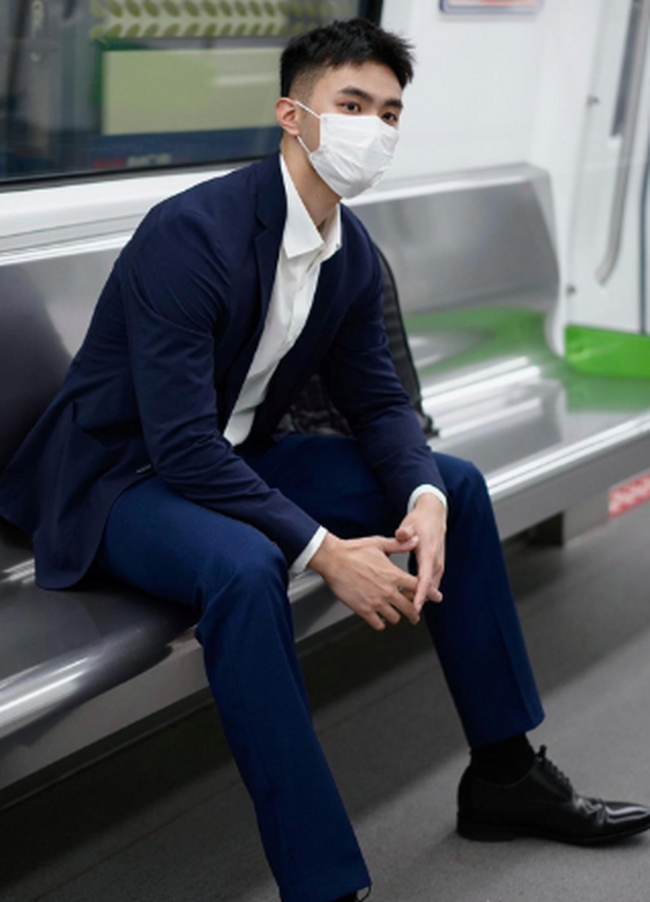 地铁上遇到的西装帅哥,正装帅哥在地铁上蛮常见的嘛,遇到好多个了