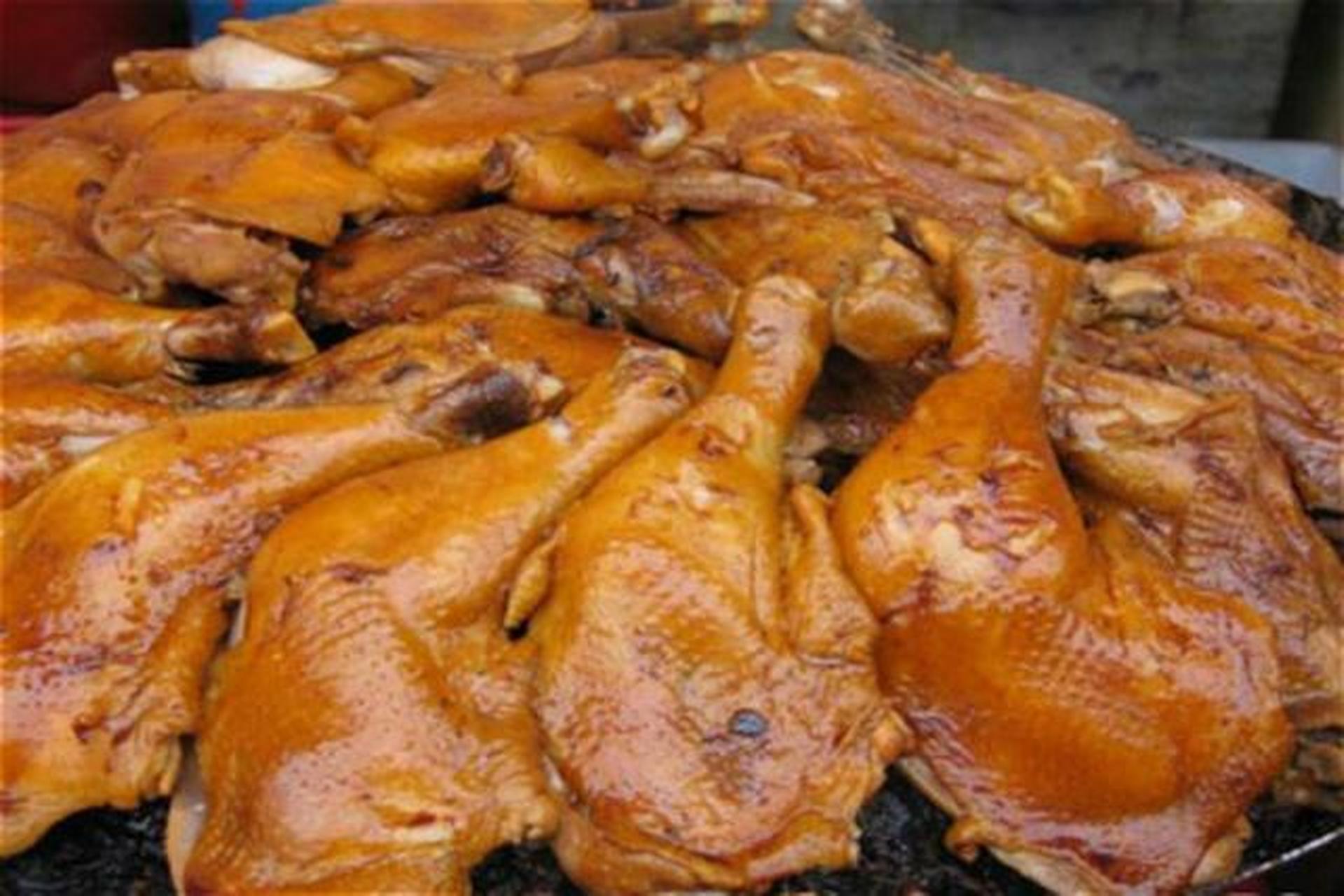 刚一进站,立马就看到火车站满满的都是上饶鸡腿