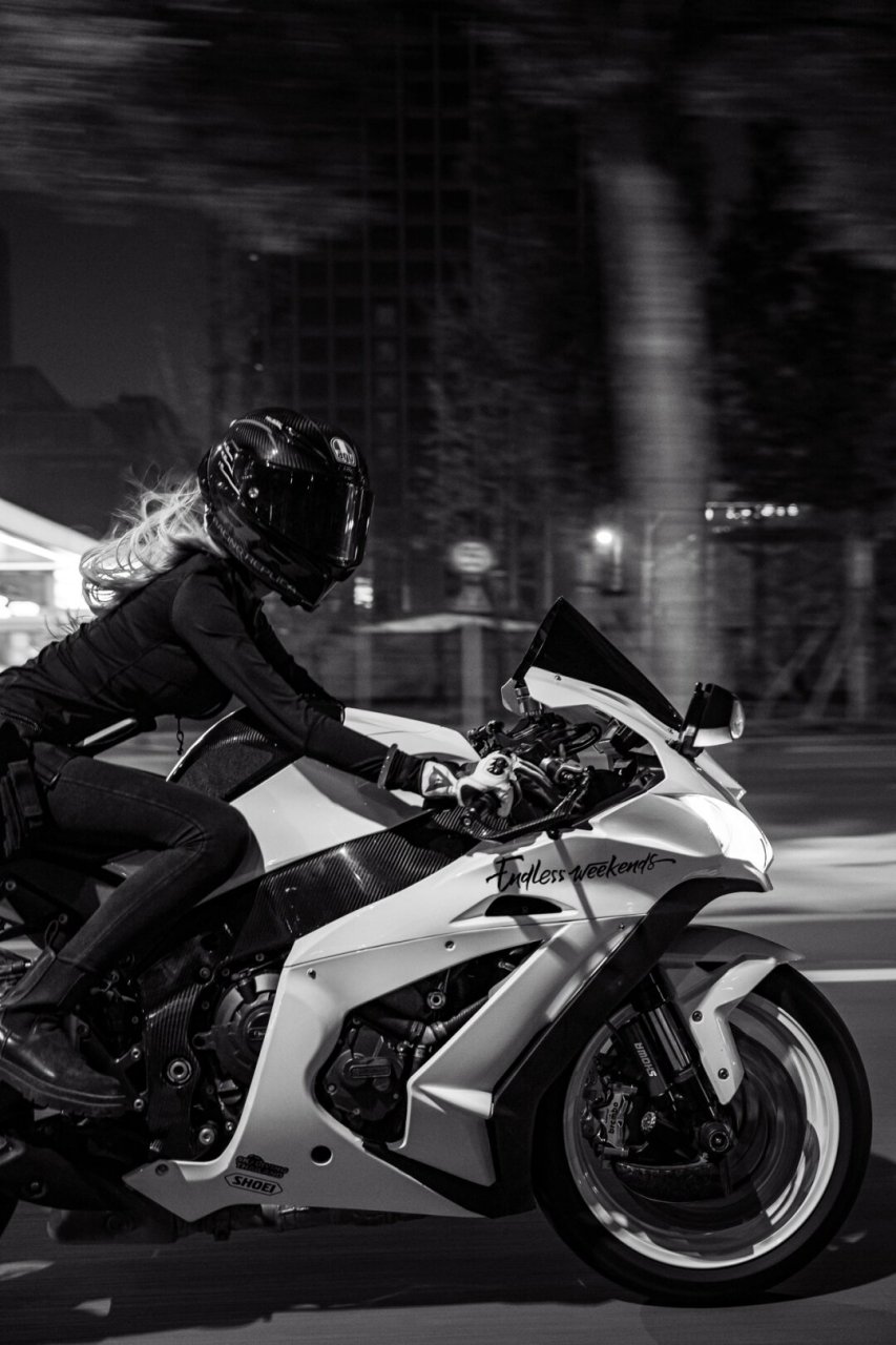 路上随手拍了几张,摩托车好酷,这啥车啊 怎么网上也搜不到这个型号的