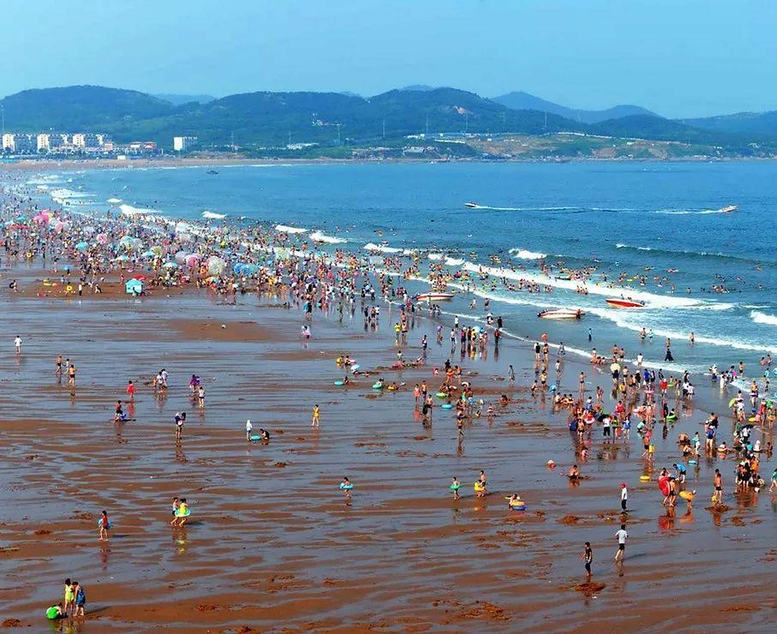 青岛金沙滩是我国沙质最细,面积最大,风景最美的沙滩之一,号称"亚洲第