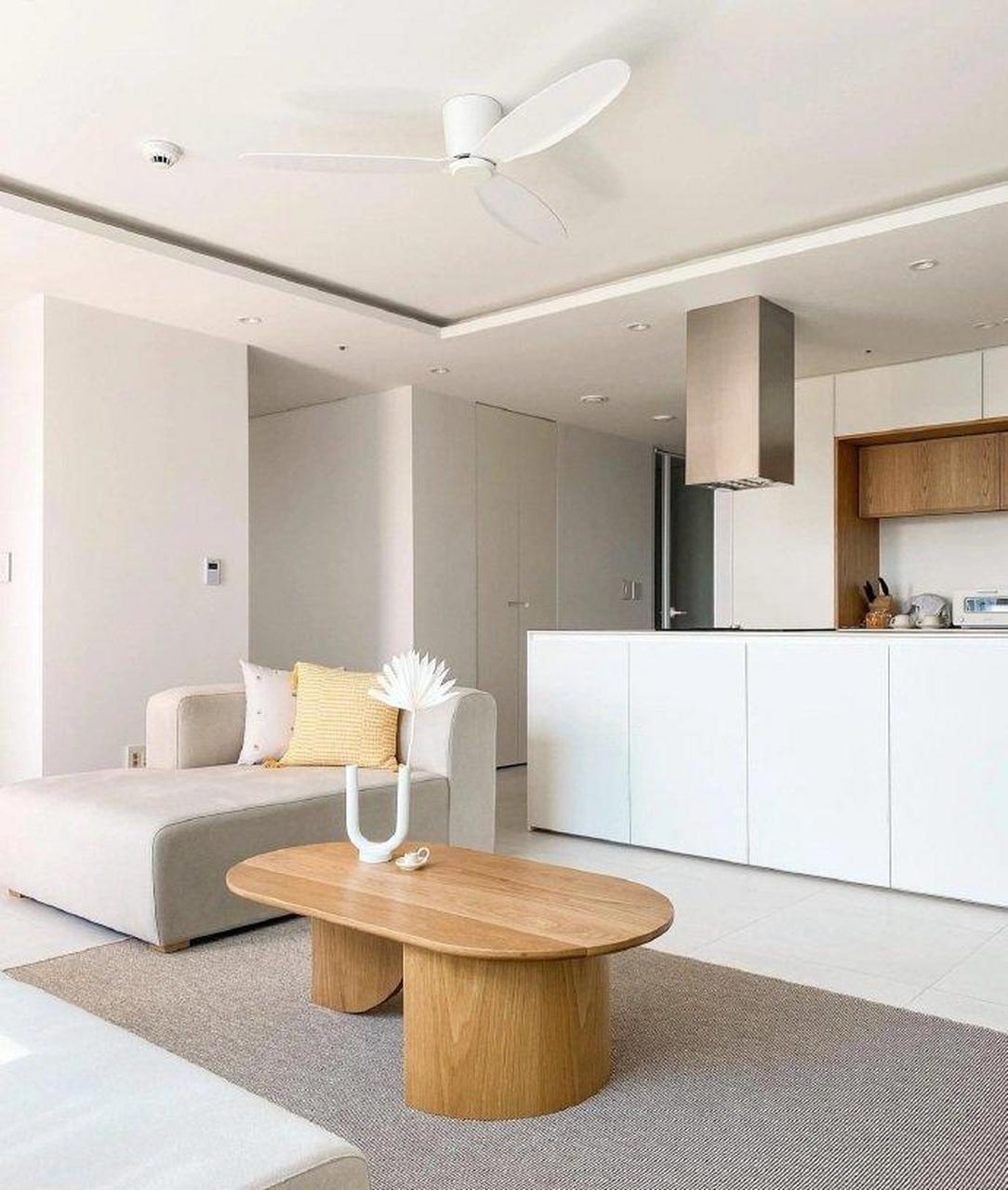 这是一套以白色为主题的极简风家装,白色的墙面和地板让空间更加通透