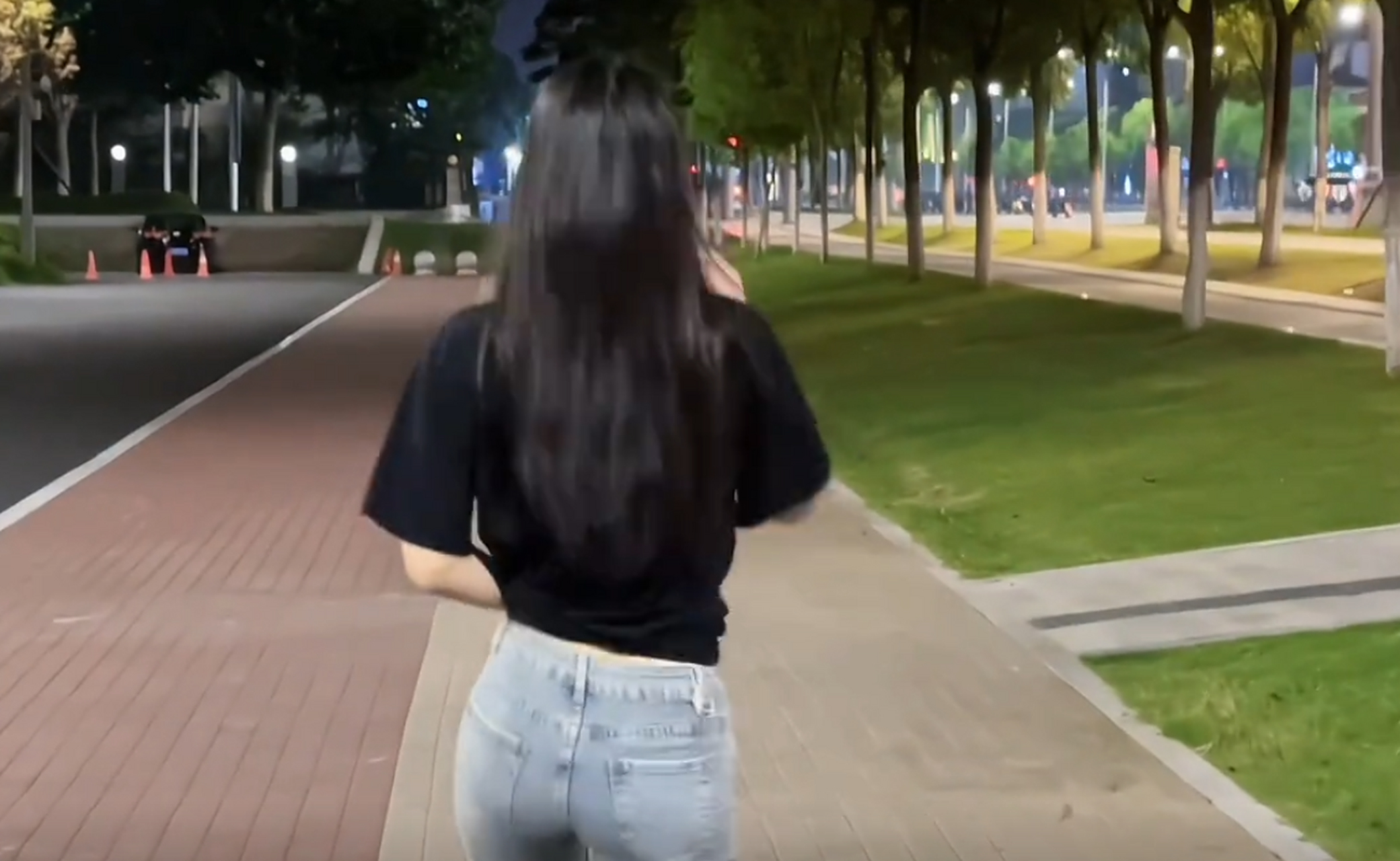 大屁股就得搭配穿牛仔裤,怎么看都舒服